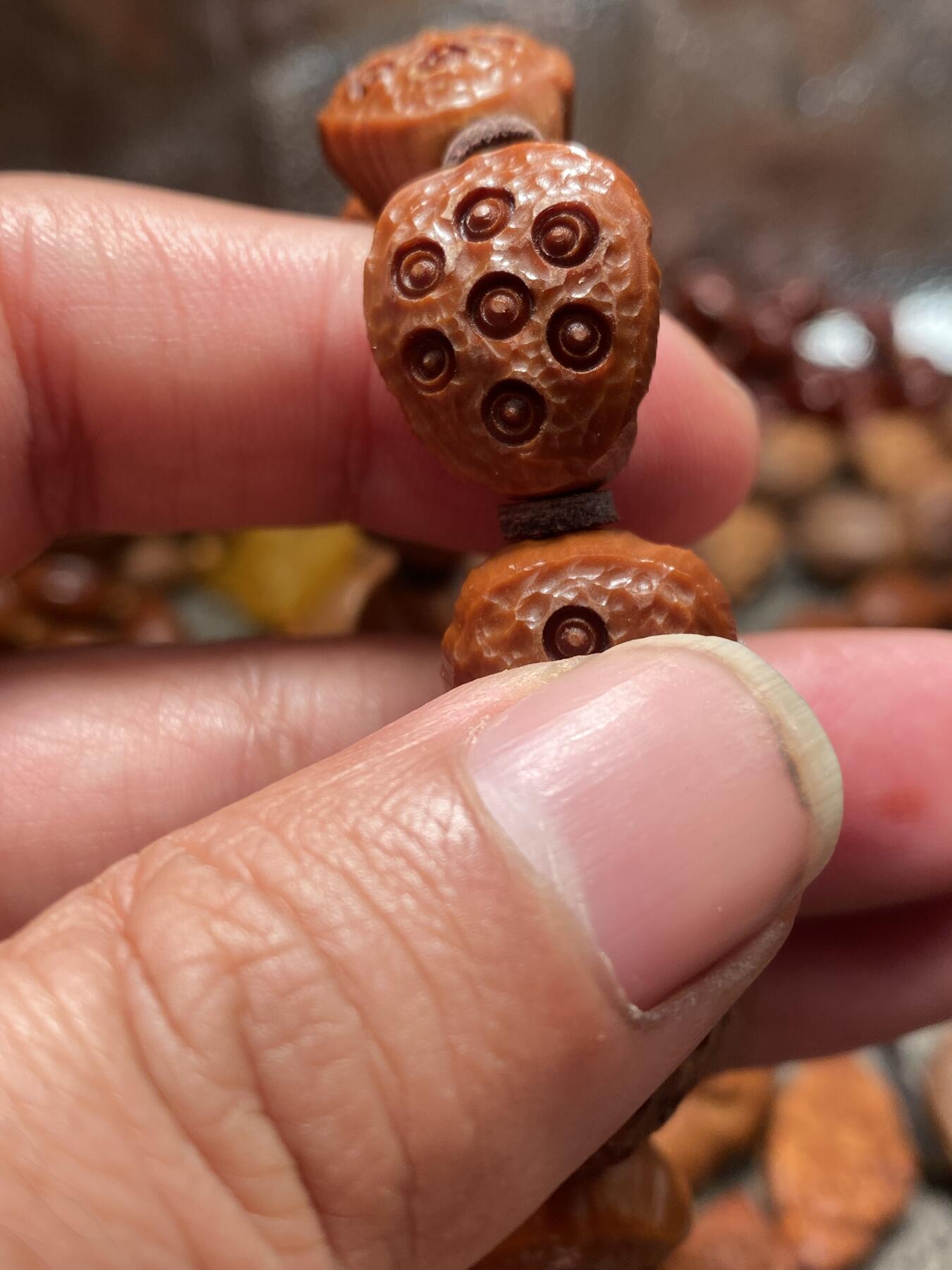 苏工核雕手工文化 福利苏工核雕纯手工老梅林铁核雕刻，好运连连手串，质地红润，个性十足，等待有缘人，尺寸1。6x1.9喜欢的来