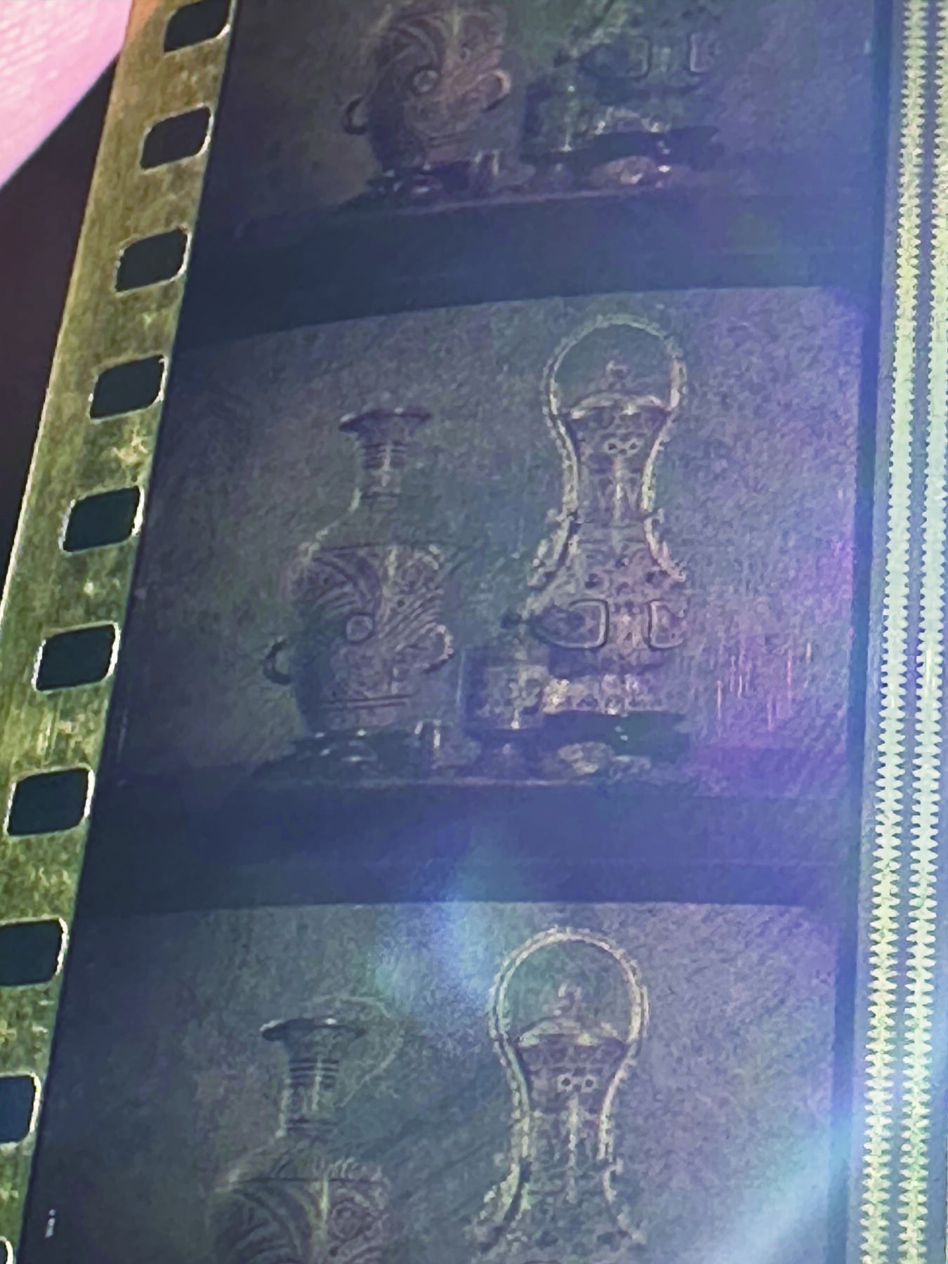 华宇2024年秋季拍卖会 上海电影制片厂拍摄国宝胶片一盘，尺寸：15×15CM.上海电影制片厂拍摄（国宝遗失录）一部
本片记录了一批国宝瓷器由于走私贩卖出口，被海关扣押查获，经文物专家们修复的片子。这批国宝后存于某博物馆内。