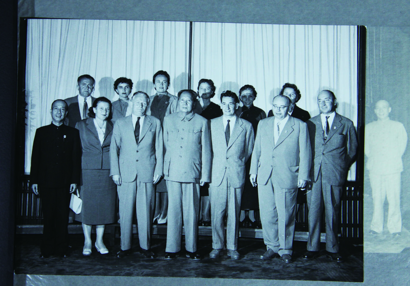 华宇2024年秋季拍卖会 1959年捷克斯洛伐克共和国，安托宁若夫提尼总统访华，获赠国礼相册一本，尺寸：38×28×3CM，中华共和国国务院赠，新华社通讯社记者奇观山，徐肖冰，侯波等摄影，尺寸不一，敬请预览。这是标题！介绍包含安托宁总统与毛泽东，朱德，刘少奇，陈毅会见合影，参观中南海，故宫博物院观看地动仪。参加北京少年队活动，参观人民公社，御和园，北海公园，并参加国庆十周年天安门庆典活动，在天安门城头与毛泽东，刘少奇，周恩
