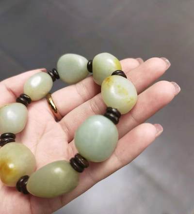 新疆和田籽料随型手串颗颗精挑细选，尺寸取其中之一，玉质油润细腻结构致密品相如图所示尺寸:2.4*2.1cm克重:80.8 - 新疆和田籽料随型手串颗颗精挑细选，尺寸取其中之一，玉质油润细腻结构致密品相如图所示尺寸:2.4*2.1cm克重:80.8