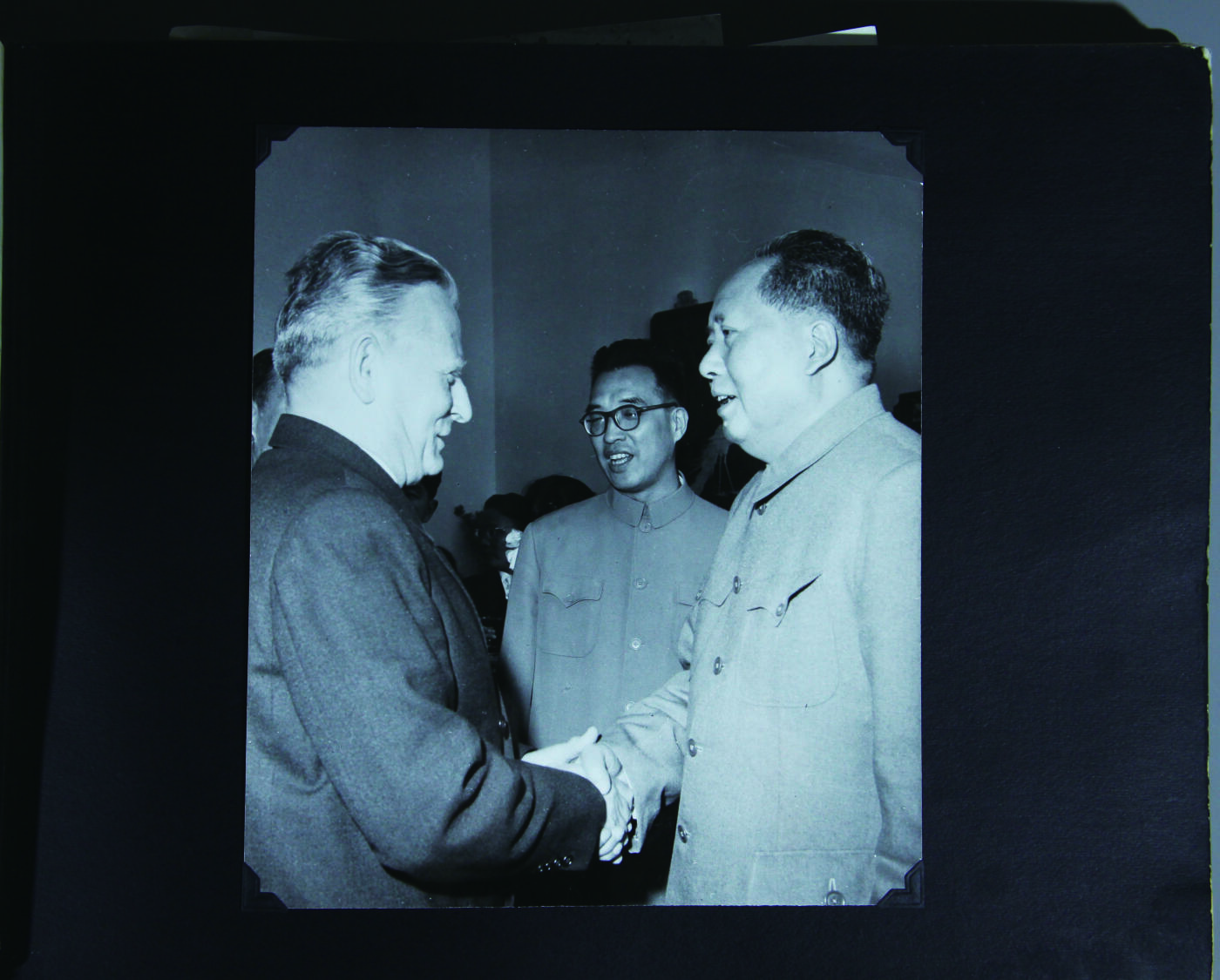华宇2024年秋季拍卖会 1959年捷克斯洛伐克共和国，安托宁若夫提尼总统访华，获赠国礼相册一本，尺寸：38×28×3CM，中华共和国国务院赠，新华社通讯社记者奇观山，徐肖冰，侯波等摄影，尺寸不一，敬请预览。这是标题！介绍包含安托宁总统与毛泽东，朱德，刘少奇，陈毅会见合影，参观中南海，故宫博物院观看地动仪。参加北京少年队活动，参观人民公社，御和园，北海公园，并参加国庆十周年天安门庆典活动，在天安门城头与毛泽东，刘少奇，周恩