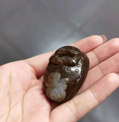 新疆且末糖料八方来财新疆且末糖料八方来财，雕刻寓意吉祥，玉质油润细腻结构致密，俏色巧雕栩栩如生！尺寸:4.4*3.2cm克重41.3， - 新疆且末糖料八方来财新疆且末糖料八方来财，雕刻寓意吉祥，玉质油润细腻结构致密，俏色巧雕栩栩如生！尺寸:4.4*3.2cm克重41.3，