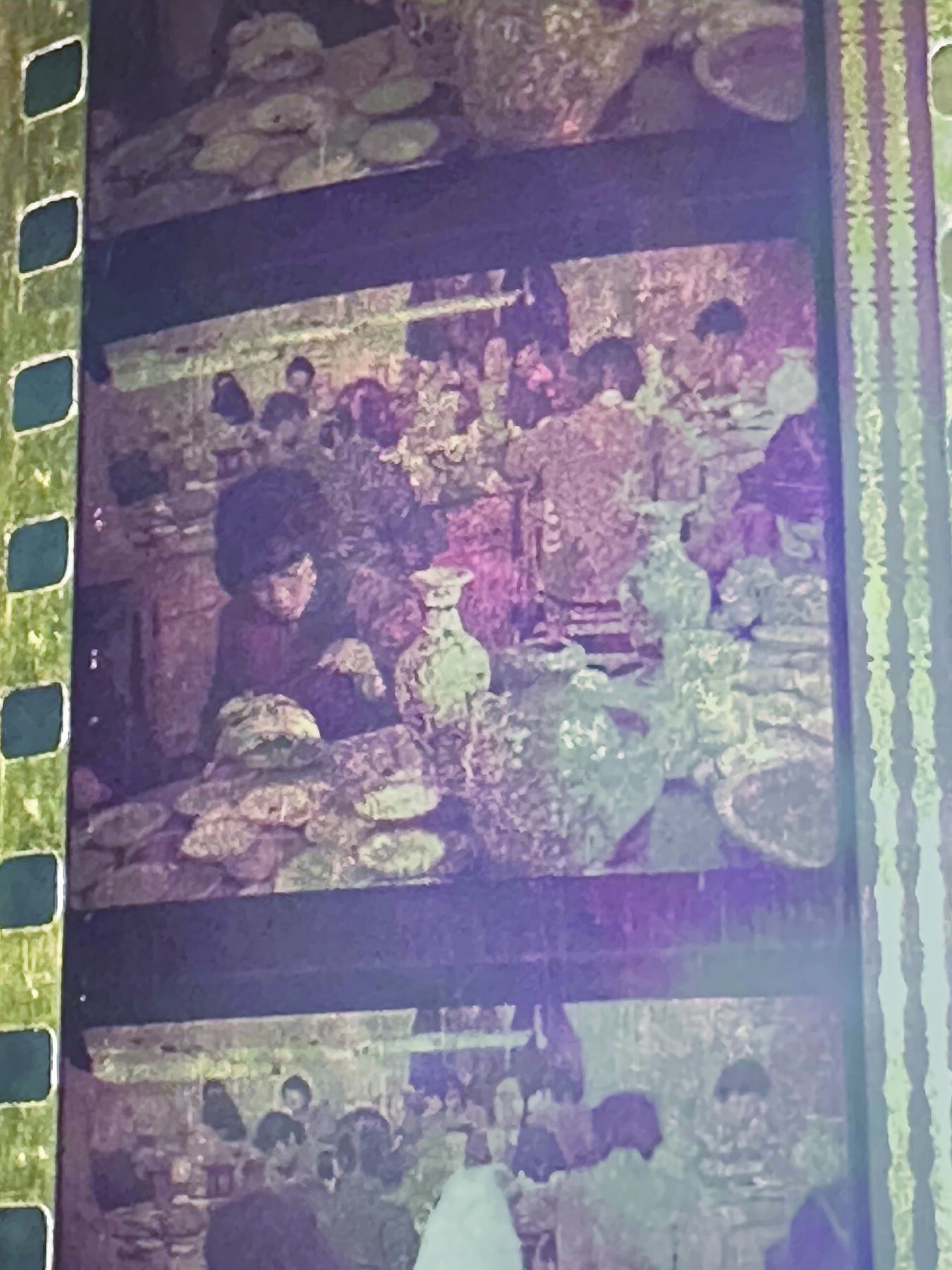 华宇2024年秋季拍卖会 上海电影制片厂拍摄国宝胶片一盘，尺寸：15×15CM.上海电影制片厂拍摄（国宝遗失录）一部
本片记录了一批国宝瓷器由于走私贩卖出口，被海关扣押查获，经文物专家们修复的片子。这批国宝后存于某博物馆内。
