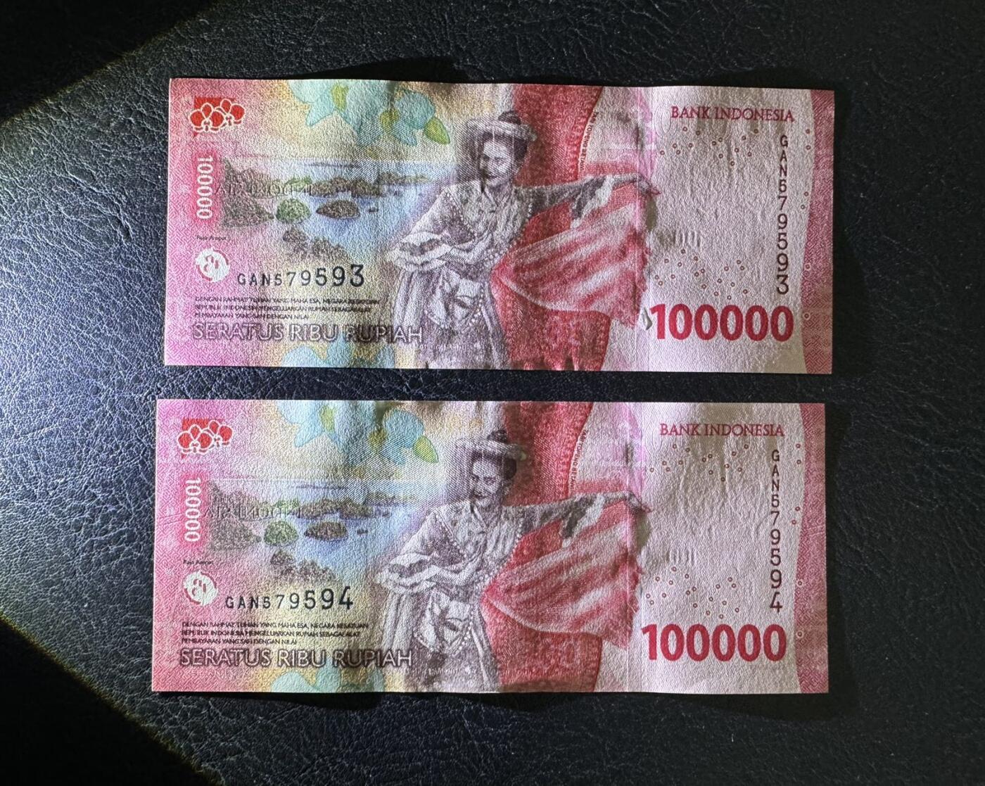 收藏联盟Quantum Auction 第393期拍卖  印度尼西亚2016年100000卢比两连号 品相UNC- 中间有点钞痕