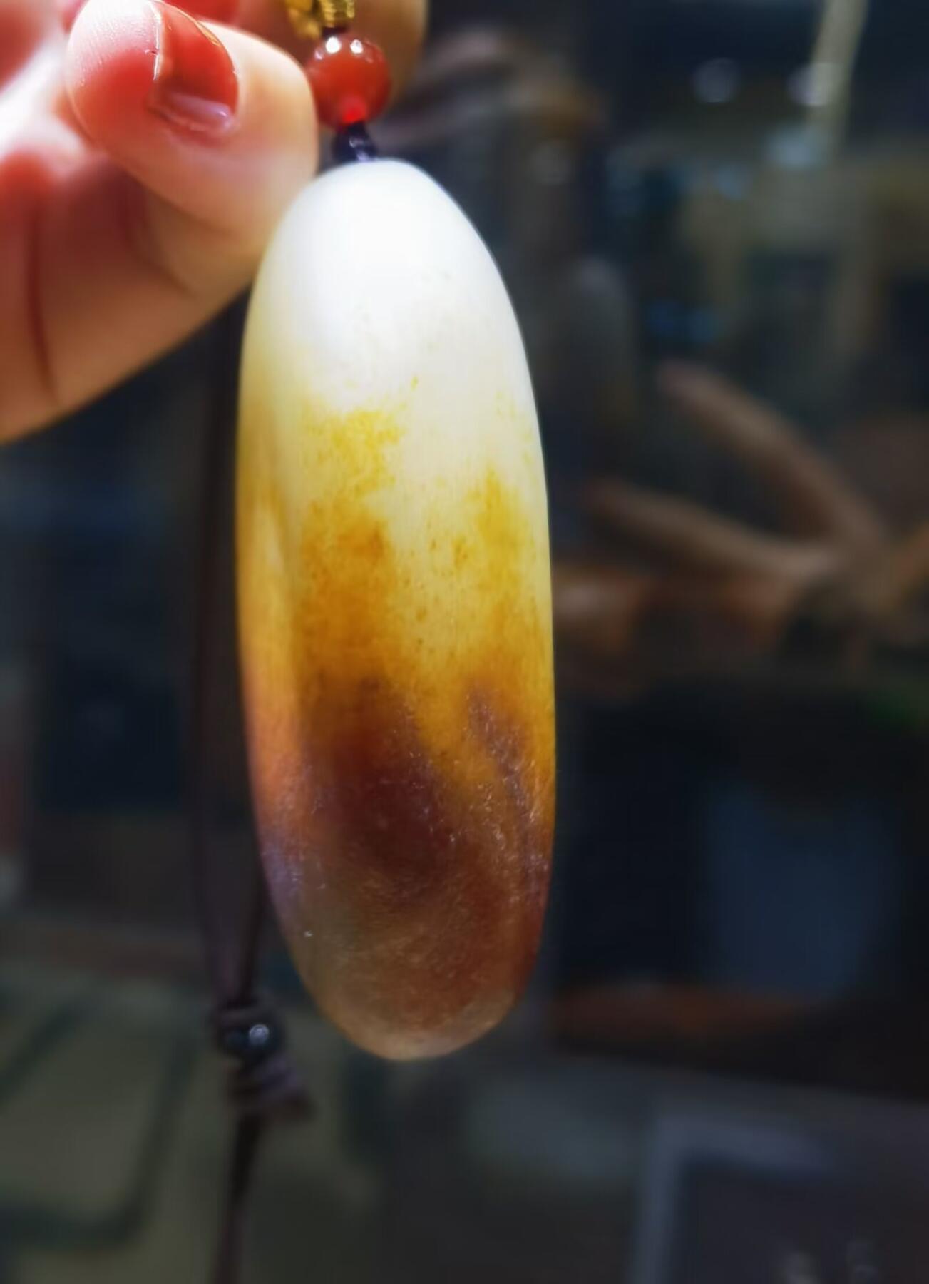 和田玉原皮吊坠新疆和田玉三色吊坠，原皮原色，千年枣红皮，万年黑皮，难的的孤品，肉质细腻温润，表面可见天然撞击坑，好玉不琢，霸气男款！尺寸：6.2*3.4*2克重：74.2