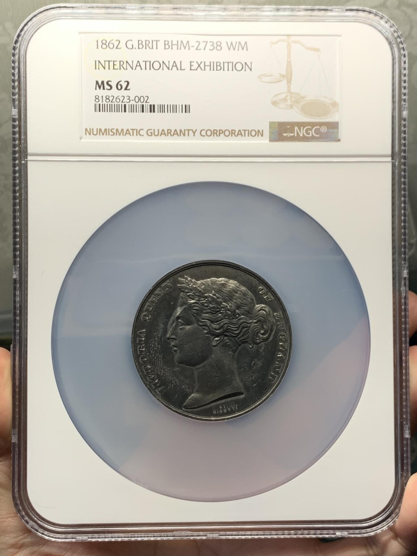 《竞宝斋》第328场 周日，周一，周二 3场连拍 （全场包邮） NGC MS62 英国 1862 世界博览会 纪念章 年轻头像 少见品种 WM材质 大盒封装 保存的非常好