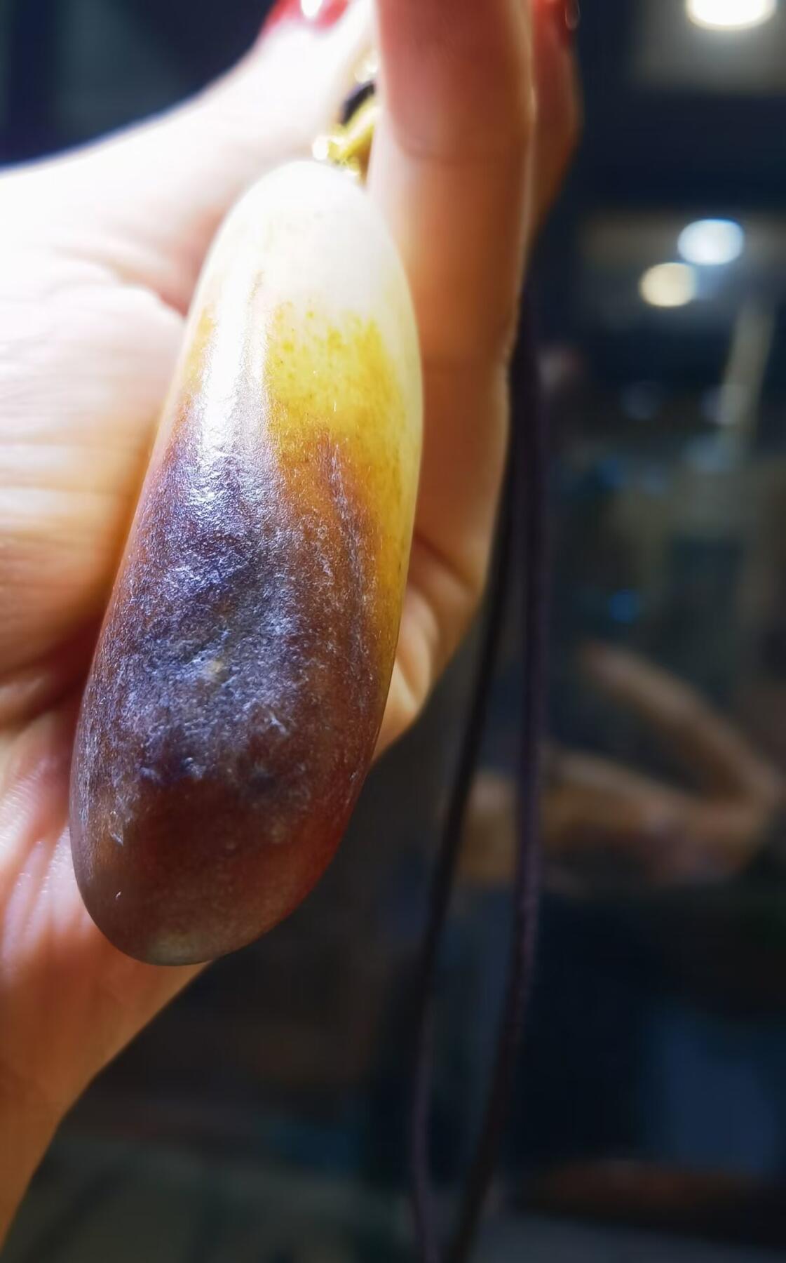 和田玉原皮吊坠新疆和田玉三色吊坠，原皮原色，千年枣红皮，万年黑皮，难的的孤品，肉质细腻温润，表面可见天然撞击坑，好玉不琢，霸气男款！尺寸：6.2*3.4*2克重：74.2