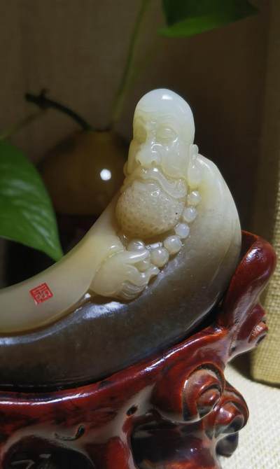 新疆且末糖料达摩祖师桌摆渐变俏色巧雕达摩祖师，玉质油润细腻，造型独特，达摩祖师寓意吉祥佑安、除烦扰、事事顺意！尺寸：10cm*6不含底座 - 新疆且末糖料达摩祖师桌摆渐变俏色巧雕达摩祖师，玉质油润细腻，造型独特，达摩祖师寓意吉祥佑安、除烦扰、事事顺意！尺寸：10cm*6不含底座