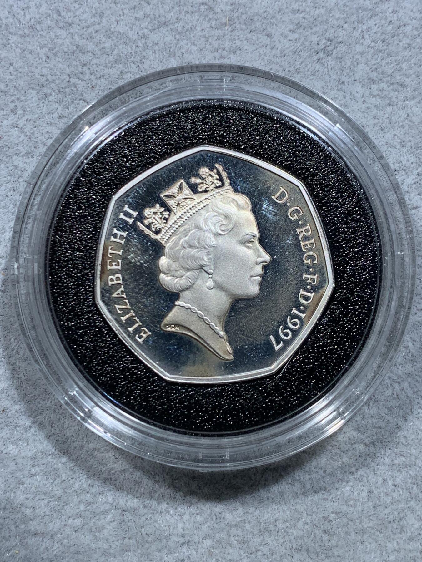 《竞宝斋》第328场 周日，周一，周二 3场连拍 （全场包邮） 英国1997和1998年50便士加厚精制对币 小版（女王第三时期肖像）和英国加入欧盟25周年 925银 16克X2 发行量：各约8千枚 带盒 细节见图