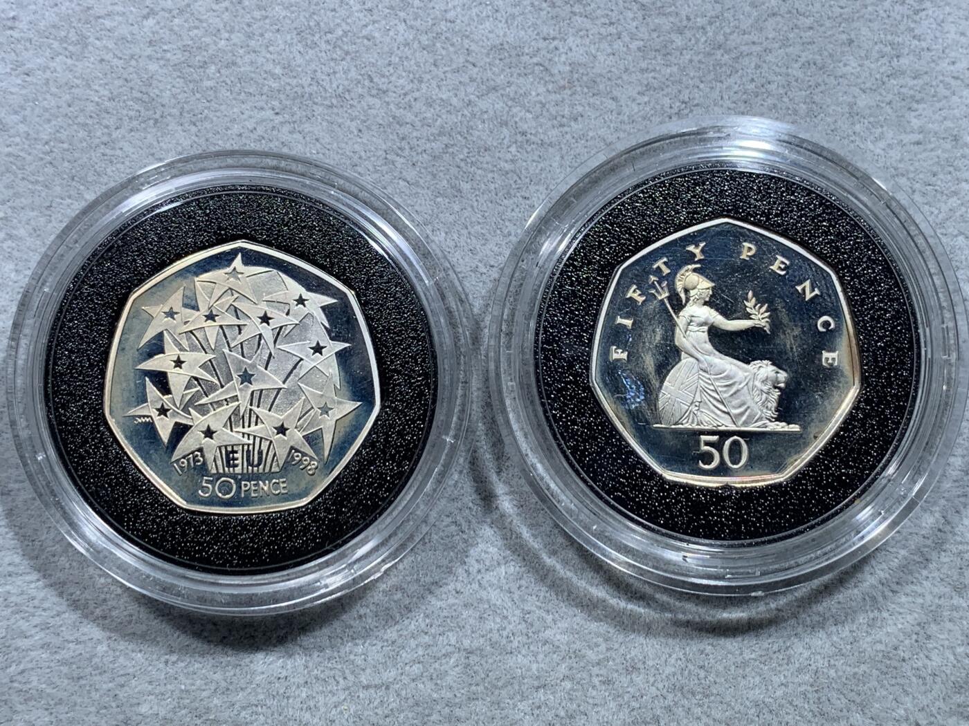 《竞宝斋》第328场 周日，周一，周二 3场连拍 （全场包邮） 英国1997和1998年50便士加厚精制对币 小版（女王第三时期肖像）和英国加入欧盟25周年 925银 16克X2 发行量：各约8千枚 带盒 细节见图