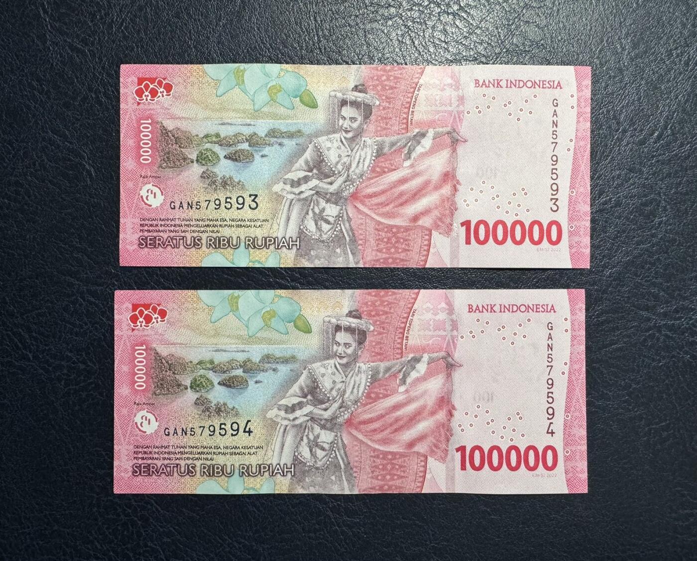 收藏联盟Quantum Auction 第393期拍卖  印度尼西亚2016年100000卢比两连号 品相UNC- 中间有点钞痕
