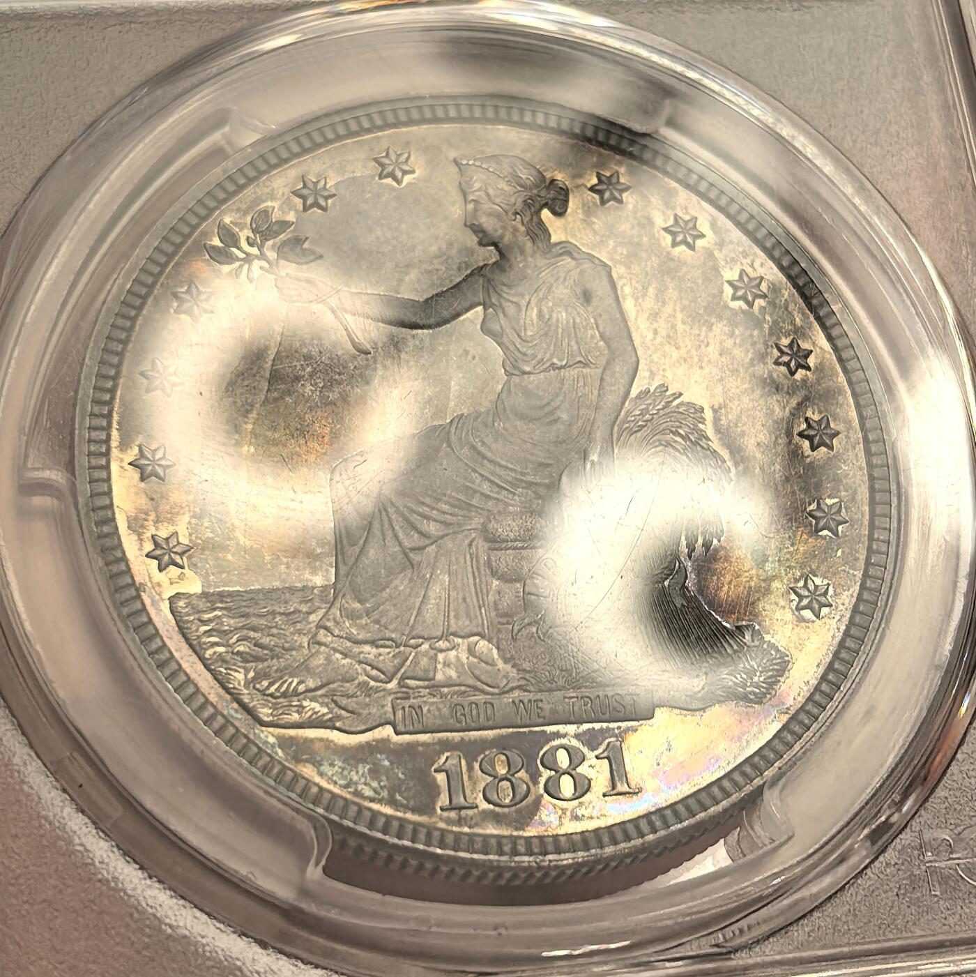 博洋堂“瑰宝之夜”第100期盛典专场（全场顺丰包邮） PCGS PR64 美国1881年精制拿花，D.L.汉森旧藏PC专属标签，关于D.L.汉森系列收藏见附图。1881精制拿花仅仅铸造了960枚，除了大珍1884和1885，在后铸精制拿花铸造量是第三少。此枚精制拿花五彩包浆深度镜面状态一流，此枚大概率低评加分可能性很大