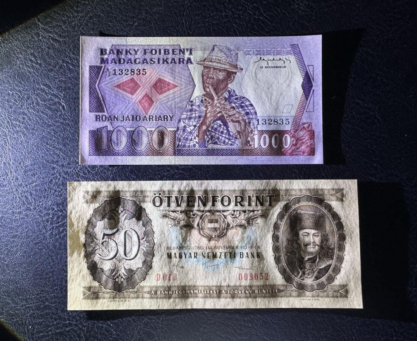 收藏联盟Quantum Auction 第393期拍卖  马达加斯加1983-87年1000里亚尔初版和匈牙利1986年50福林 品相全新UNC