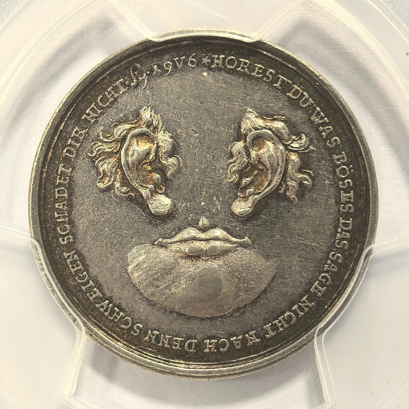 博洋堂“瑰宝之夜”第100期盛典专场（全场顺丰包邮） PCGS SP62 1717-41年奥格斯堡“沉默是金”讽刺性题材银章，无年份，由C.E.米勒制作。PCGS唯一冠军分。此章正面中心为两只耳朵，下方是一张嘴巴，背面有九行文字：意为：欲无争端度余生，多听少言谨为先，人之所以生此世，故而配备一张嘴，却有两只耳来听。极其珍罕的题材，此前仅2014年昆克有金章一品，银章尚属首见。超高浮雕，极具特色，意义深厚，极难寻觅的早期德章精品之作