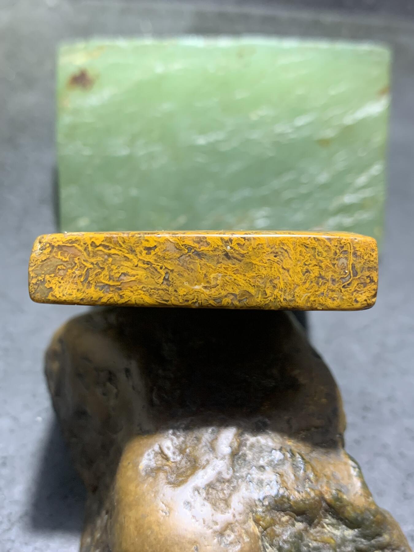 精美黄金草花纹战国红玛瑙手工雕刻西游记古书吊坠（挂件，把件）一个