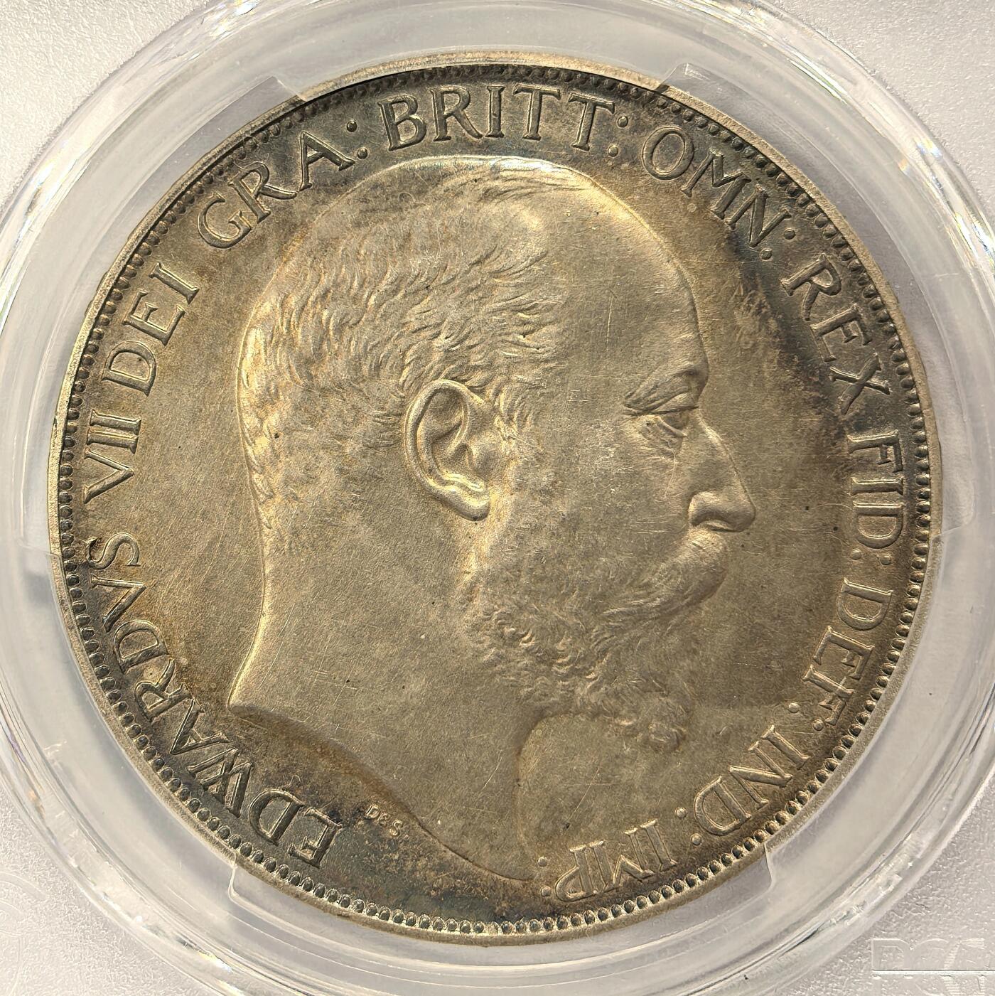 博洋堂“瑰宝之夜”第100期盛典专场（全场顺丰包邮） PCGS PR63 1902年英国爱德华七世马剑大银币，磨砂精制。极致梦幻五彩包浆，常见63分以上精制币绝大多数为白币，此枚如此标致五彩令人心驰神往。近期精制马剑成交价大幅上扬，此前类似的满五彩63分麦稀奇曾有6500元成交记录，此等状态高分精制英系大银值得藏家投资