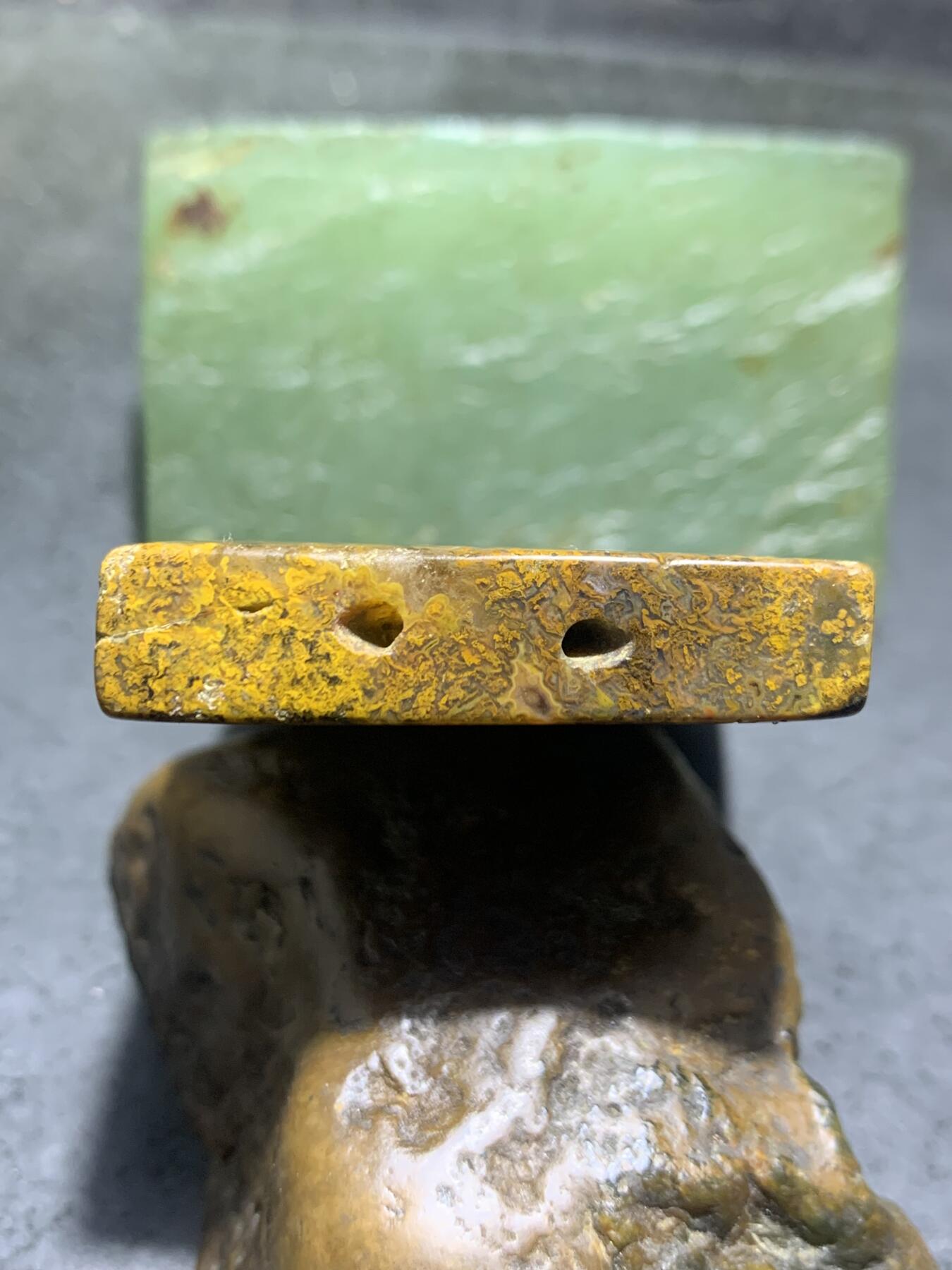 精美黄金草花纹战国红玛瑙手工雕刻西游记古书吊坠（挂件，把件）一个