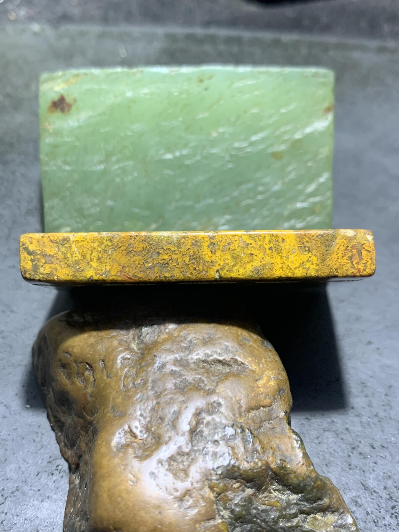 精美黄金草花纹战国红玛瑙手工雕刻西游记古书吊坠（挂件，把件）一个