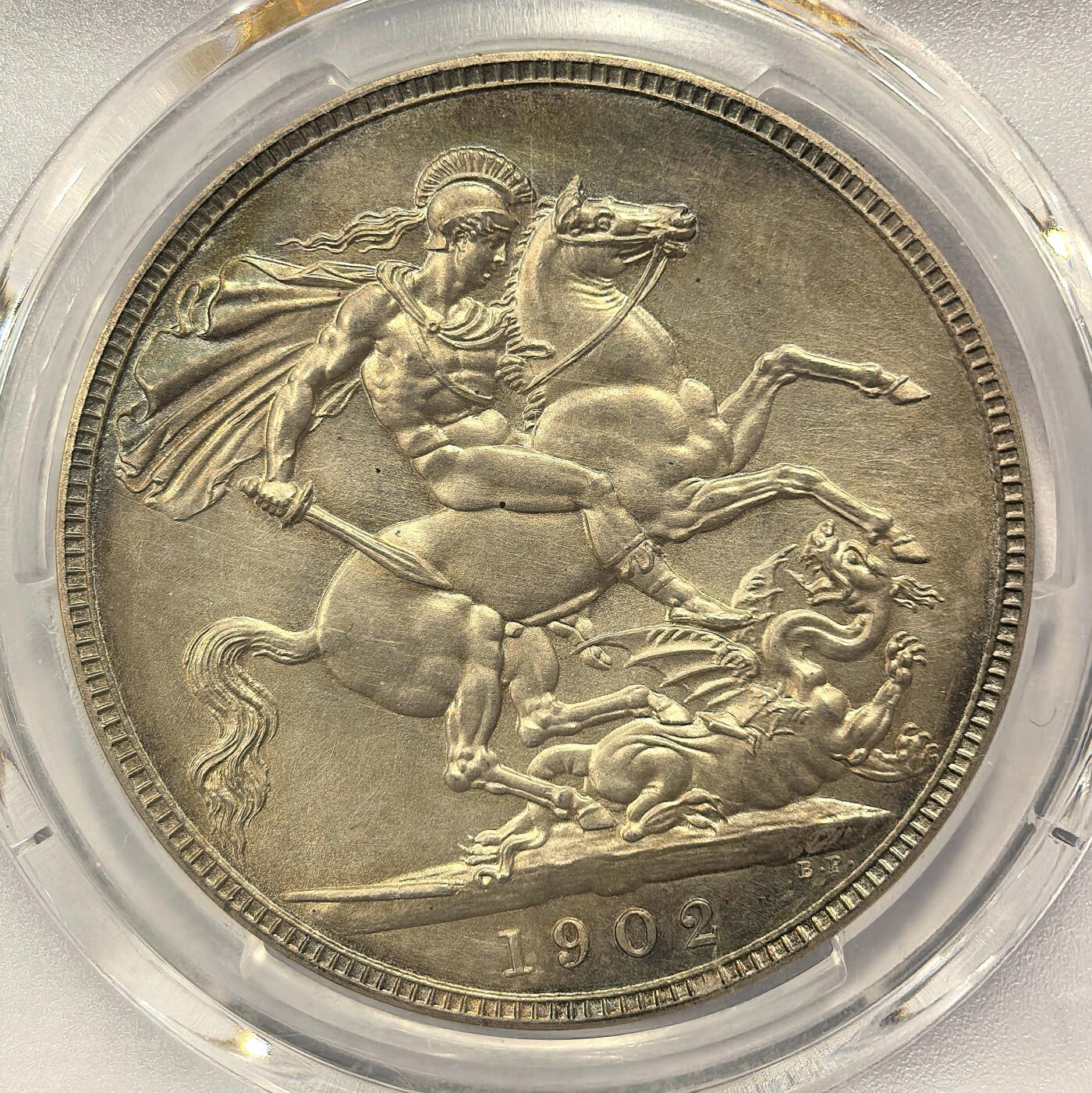 博洋堂“瑰宝之夜”第100期盛典专场（全场顺丰包邮） PCGS PR63 1902年英国爱德华七世马剑大银币，磨砂精制。极致梦幻五彩包浆，常见63分以上精制币绝大多数为白币，此枚如此标致五彩令人心驰神往。近期精制马剑成交价大幅上扬，此前类似的满五彩63分麦稀奇曾有6500元成交记录，此等状态高分精制英系大银值得藏家投资