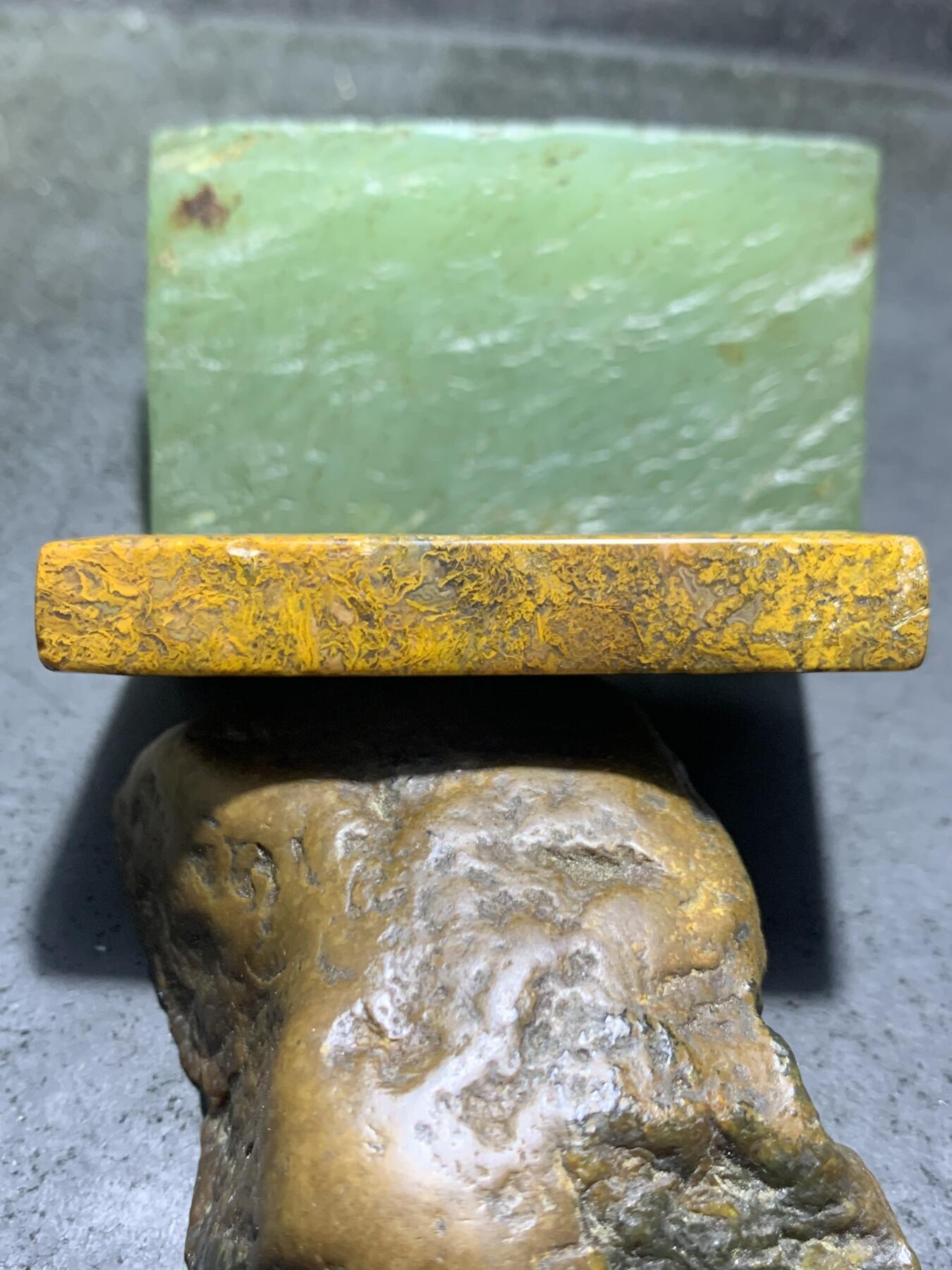 精美黄金草花纹战国红玛瑙手工雕刻西游记古书吊坠（挂件，把件）一个