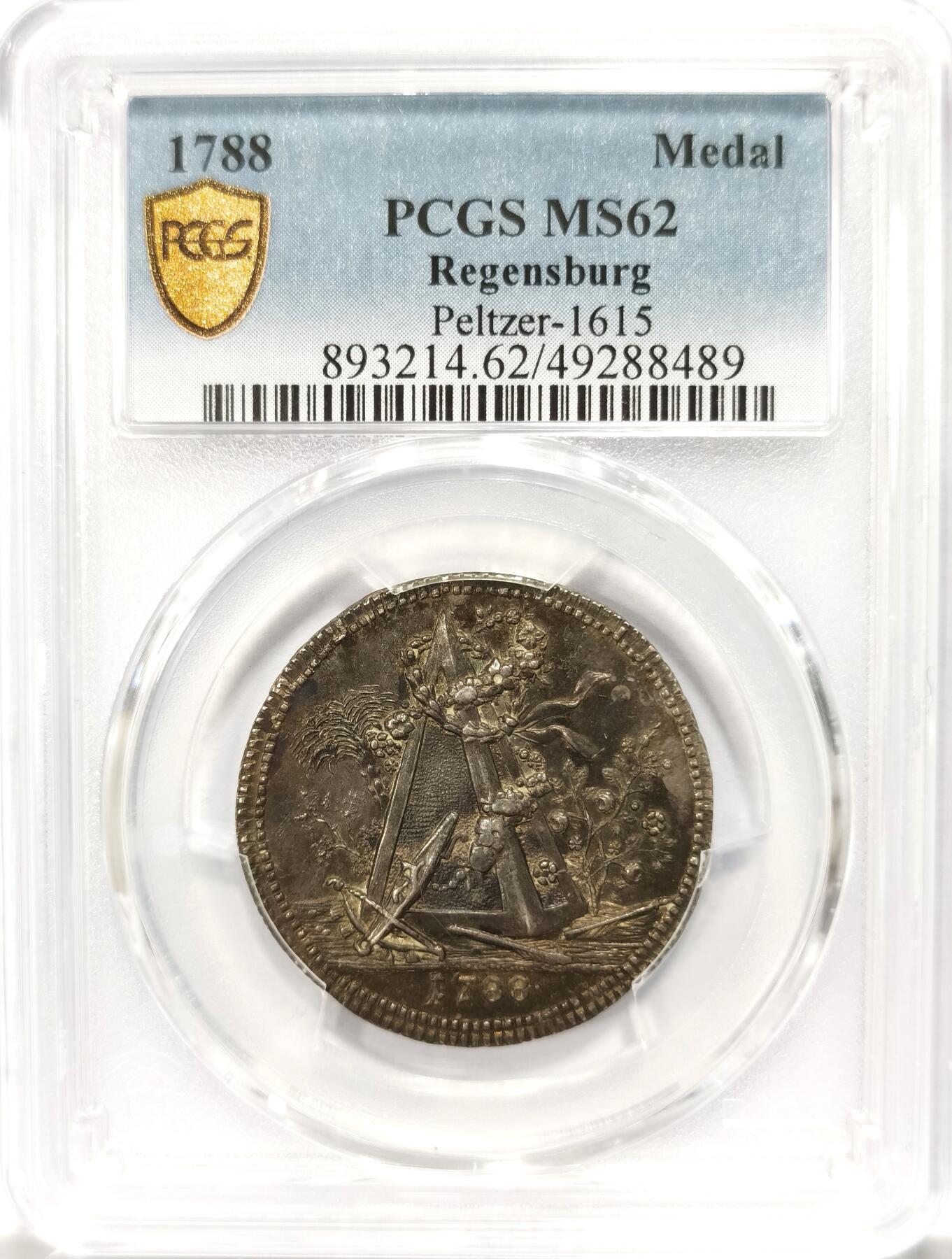 博洋堂“瑰宝之夜”第100期盛典专场（全场顺丰包邮） PCGS MS62 1788年雷根斯堡射击节银章。PCGS官网封面。这枚奖章上装饰有花环的金字塔，下方是弩和箭，底部边缘刻有1788年的日期以及七行文字，意为“为纪念在雷根斯堡举行的自由欢乐射击比赛。此品正反五彩包浆，镜面效果很强，极其精美的高浮雕品种。18世纪的射击节奖章每一枚都极为珍罕。