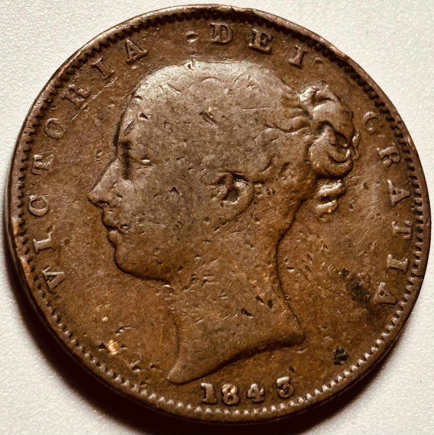 文馨钱币收藏第187 场 极美品 1843 年英国小维多利亚单辫子版法新古铜币，高浮雕，女王，海神三叉戟清晰