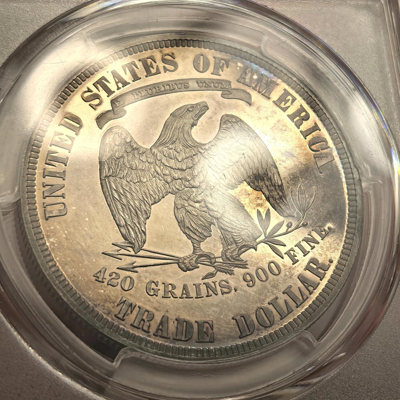 博洋堂“瑰宝之夜”第100期盛典专场（全场顺丰包邮） PCGS PR64 美国1881年精制拿花，D.L.汉森旧藏PC专属标签，关于D.L.汉森系列收藏见附图。1881精制拿花仅仅铸造了960枚，除了大珍1884和1885，在后铸精制拿花铸造量是第三少。此枚精制拿花五彩包浆深度镜面状态一流，此枚大概率低评加分可能性很大