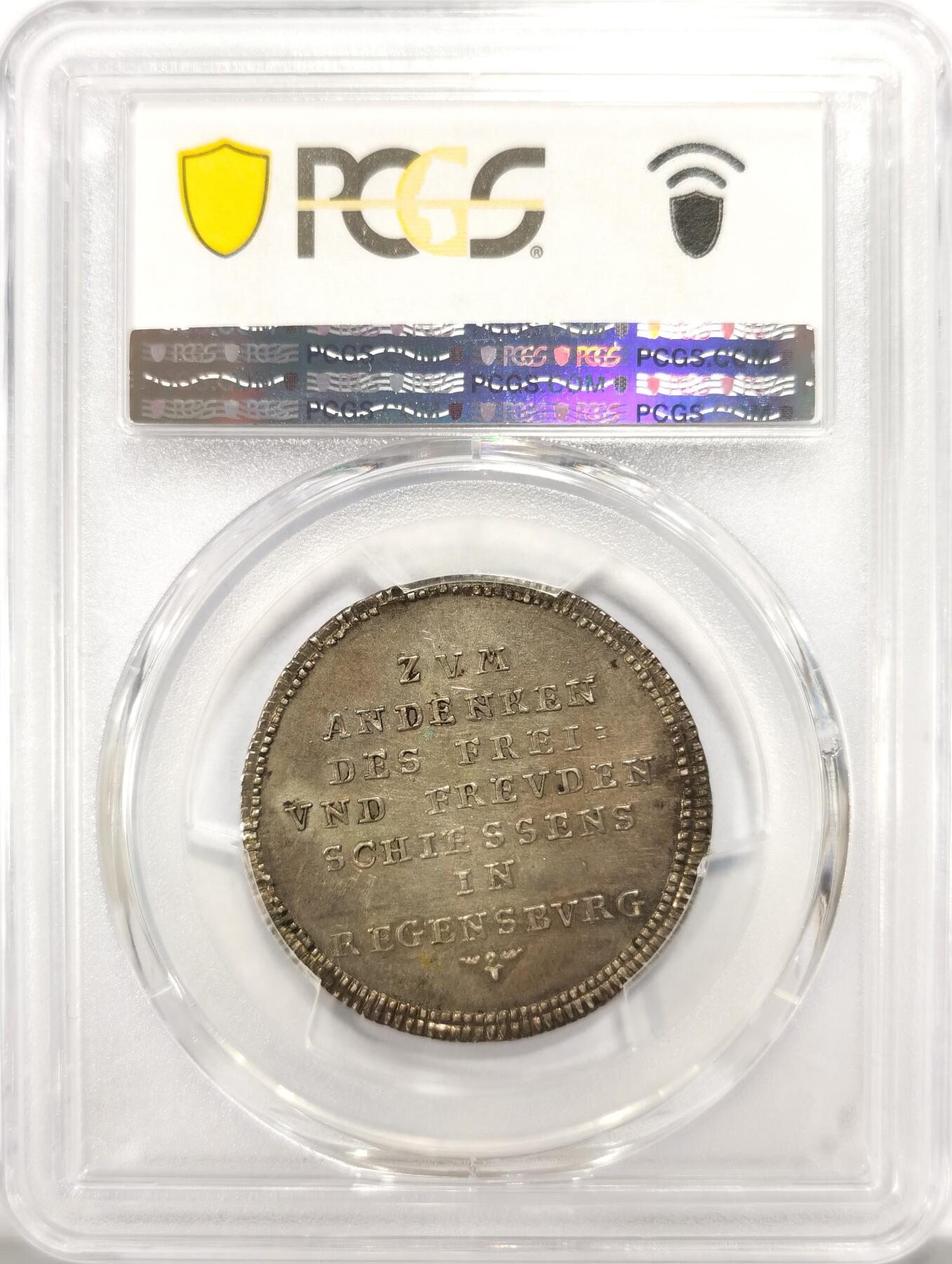 博洋堂“瑰宝之夜”第100期盛典专场（全场顺丰包邮） PCGS MS62 1788年雷根斯堡射击节银章。PCGS官网封面。这枚奖章上装饰有花环的金字塔，下方是弩和箭，底部边缘刻有1788年的日期以及七行文字，意为“为纪念在雷根斯堡举行的自由欢乐射击比赛。此品正反五彩包浆，镜面效果很强，极其精美的高浮雕品种。18世纪的射击节奖章每一枚都极为珍罕。
