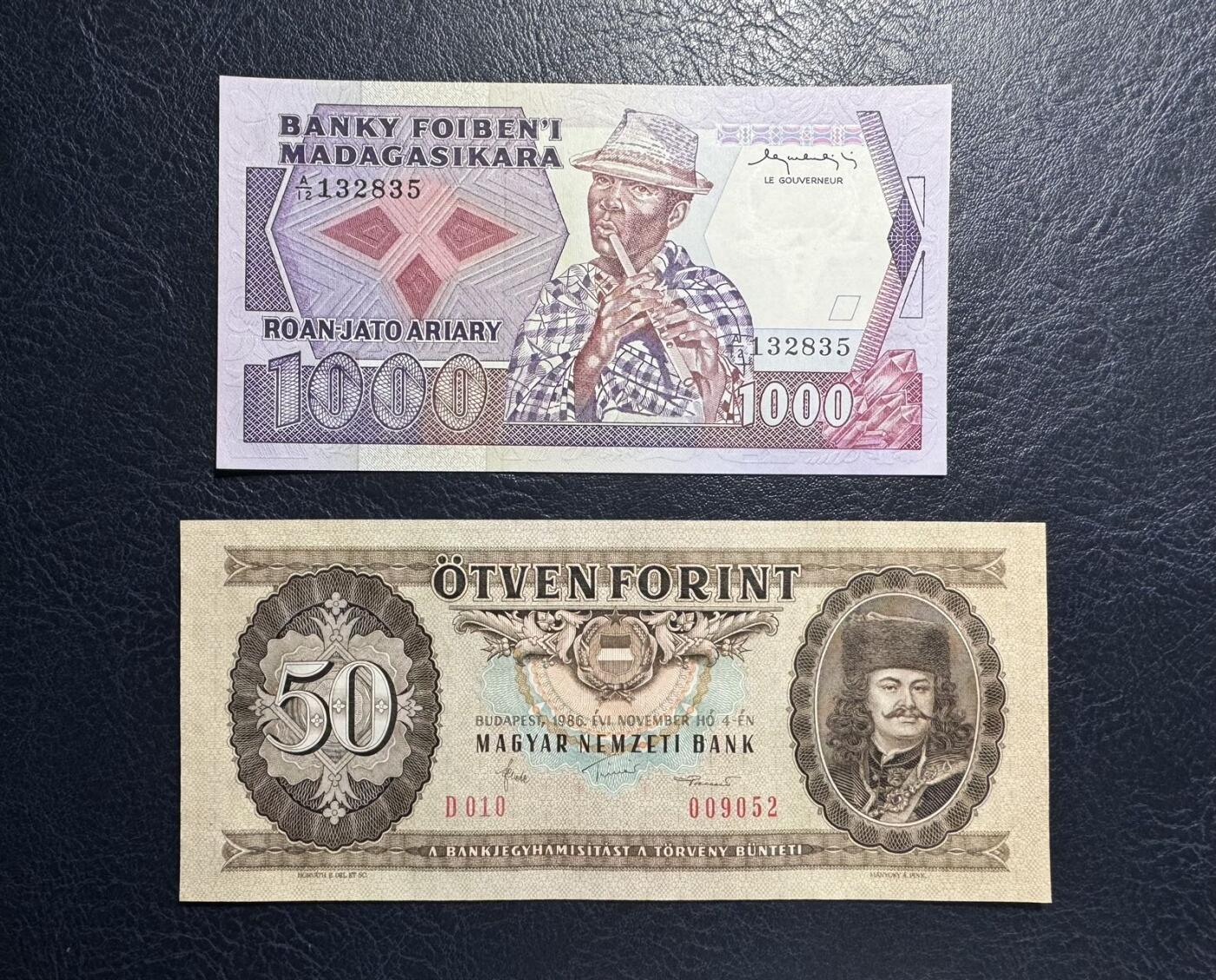 收藏联盟Quantum Auction 第393期拍卖  马达加斯加1983-87年1000里亚尔初版和匈牙利1986年50福林 品相全新UNC