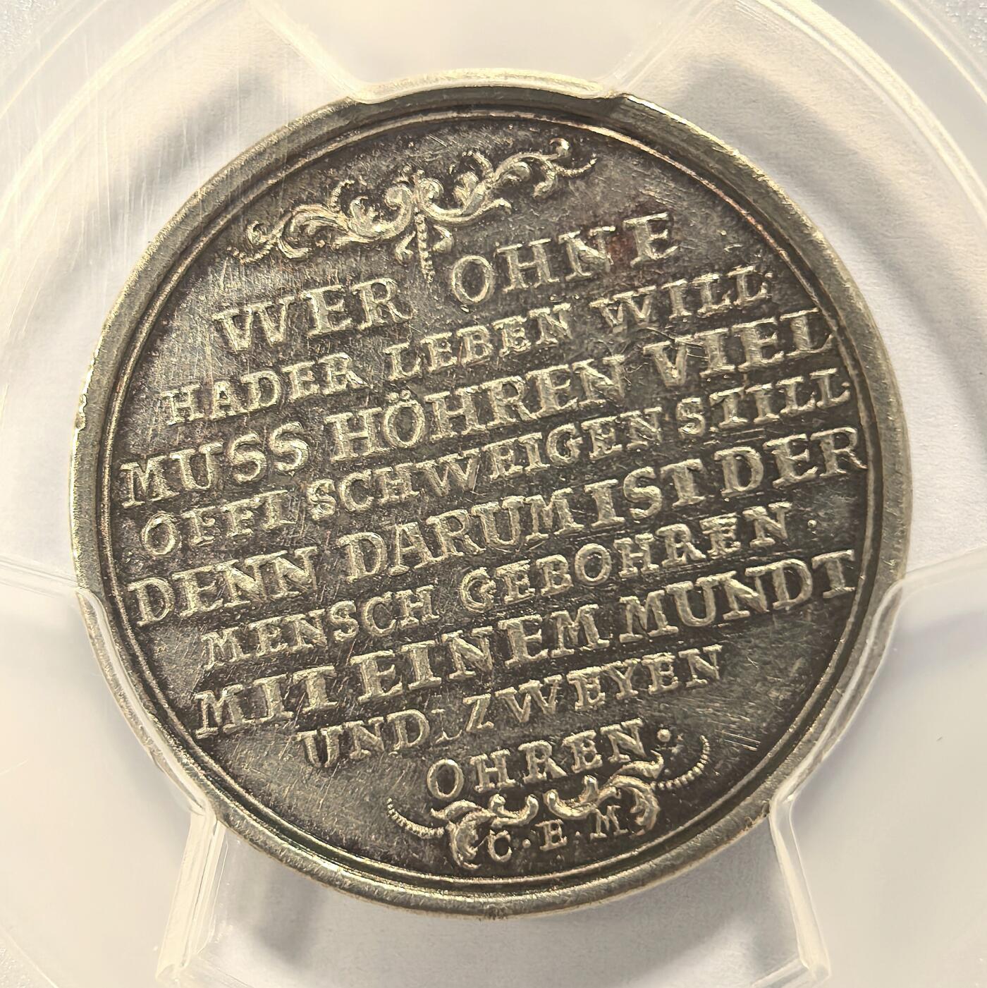 博洋堂“瑰宝之夜”第100期盛典专场（全场顺丰包邮） PCGS SP62 1717-41年奥格斯堡“沉默是金”讽刺性题材银章，无年份，由C.E.米勒制作。PCGS唯一冠军分。此章正面中心为两只耳朵，下方是一张嘴巴，背面有九行文字：意为：欲无争端度余生，多听少言谨为先，人之所以生此世，故而配备一张嘴，却有两只耳来听。极其珍罕的题材，此前仅2014年昆克有金章一品，银章尚属首见。超高浮雕，极具特色，意义深厚，极难寻觅的早期德章精品之作