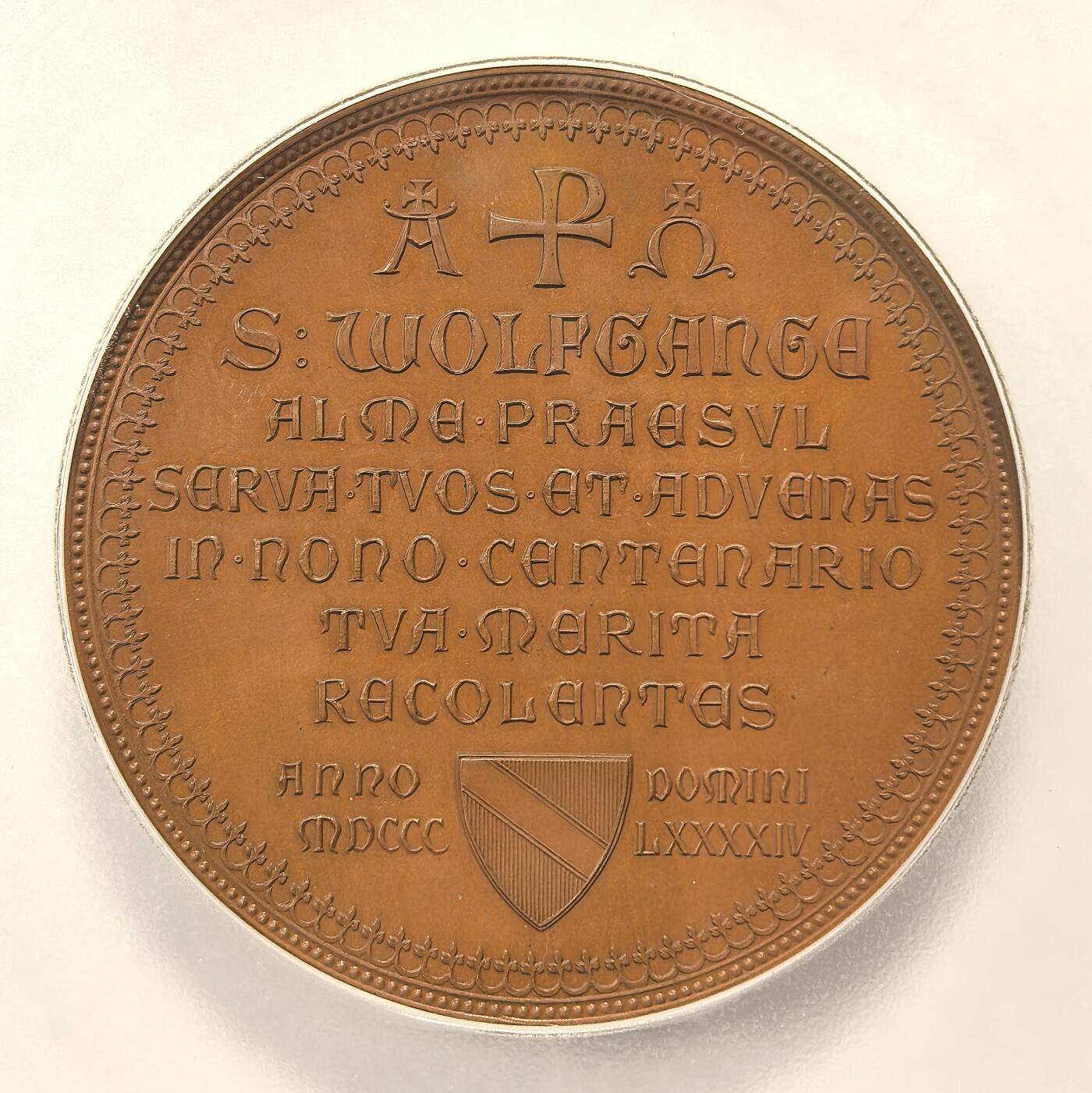 博洋堂“瑰宝之夜”第100期盛典专场（全场顺丰包邮） PCGS SP66 1894年雷根斯堡教区纪念圣沃尔夫冈逝世900周年大型铜章，乔治·登格勒设计；阿洛伊斯·伯尔施雕刻。本章正面为圣沃尔夫冈端坐像，前方有两个天使手执披风。背面有9行文字环绕教堂和城市徽章。直径51.8毫米，热门题材，超大尺寸，雕刻极其精美。19世纪的铜章能达到66分寥若晨星，德章精品之作，值得藏家入手