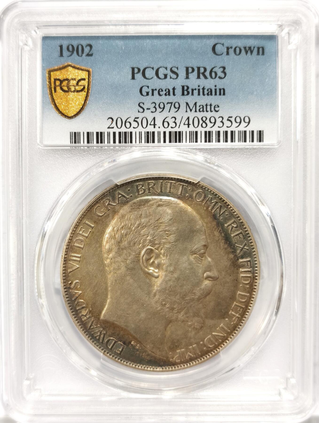 博洋堂“瑰宝之夜”第100期盛典专场（全场顺丰包邮） PCGS PR63 1902年英国爱德华七世马剑大银币，磨砂精制。极致梦幻五彩包浆，常见63分以上精制币绝大多数为白币，此枚如此标致五彩令人心驰神往。近期精制马剑成交价大幅上扬，此前类似的满五彩63分麦稀奇曾有6500元成交记录，此等状态高分精制英系大银值得藏家投资