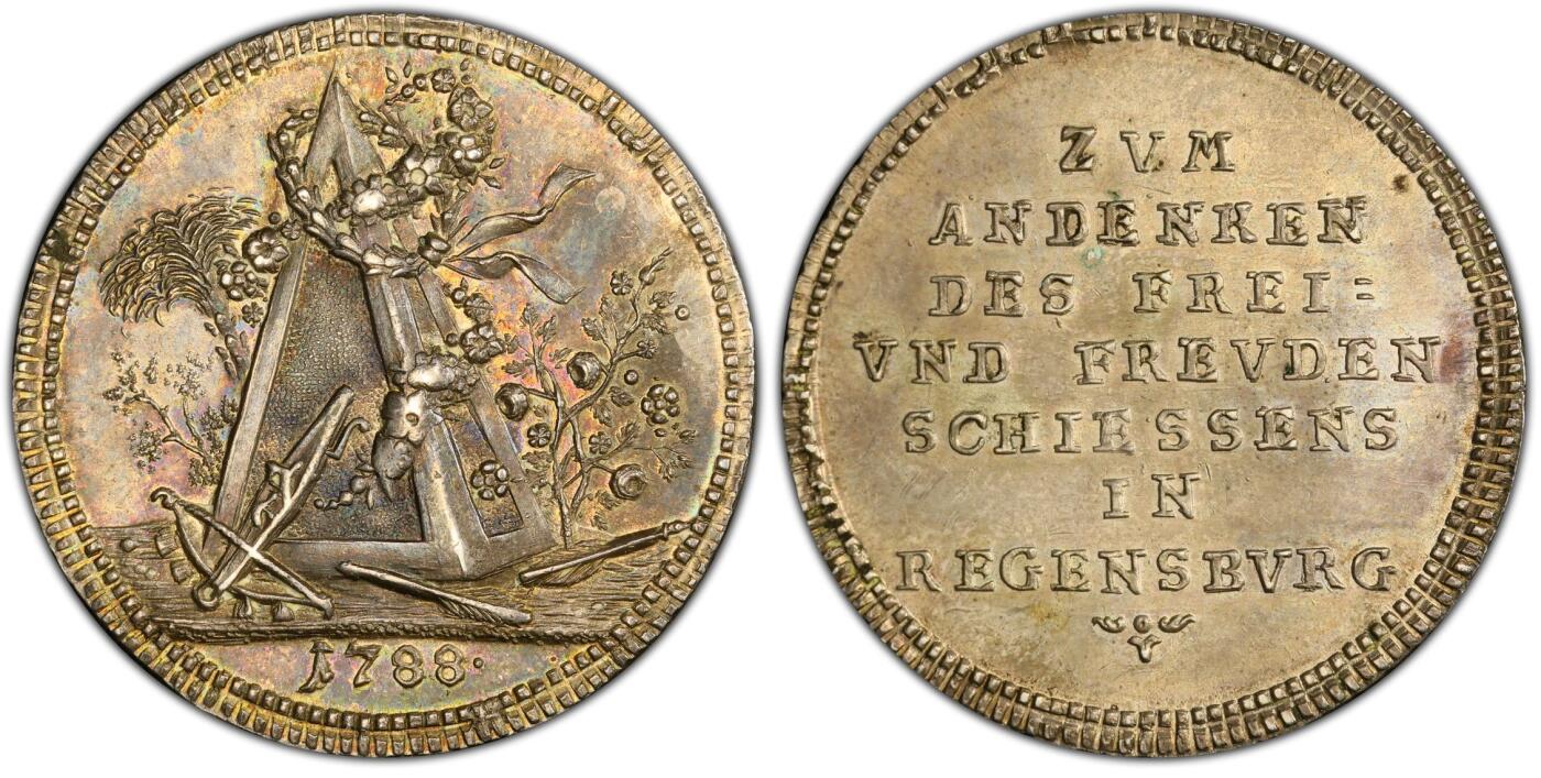 博洋堂“瑰宝之夜”第100期盛典专场（全场顺丰包邮） PCGS MS62 1788年雷根斯堡射击节银章。PCGS官网封面。这枚奖章上装饰有花环的金字塔，下方是弩和箭，底部边缘刻有1788年的日期以及七行文字，意为“为纪念在雷根斯堡举行的自由欢乐射击比赛。此品正反五彩包浆，镜面效果很强，极其精美的高浮雕品种。18世纪的射击节奖章每一枚都极为珍罕。