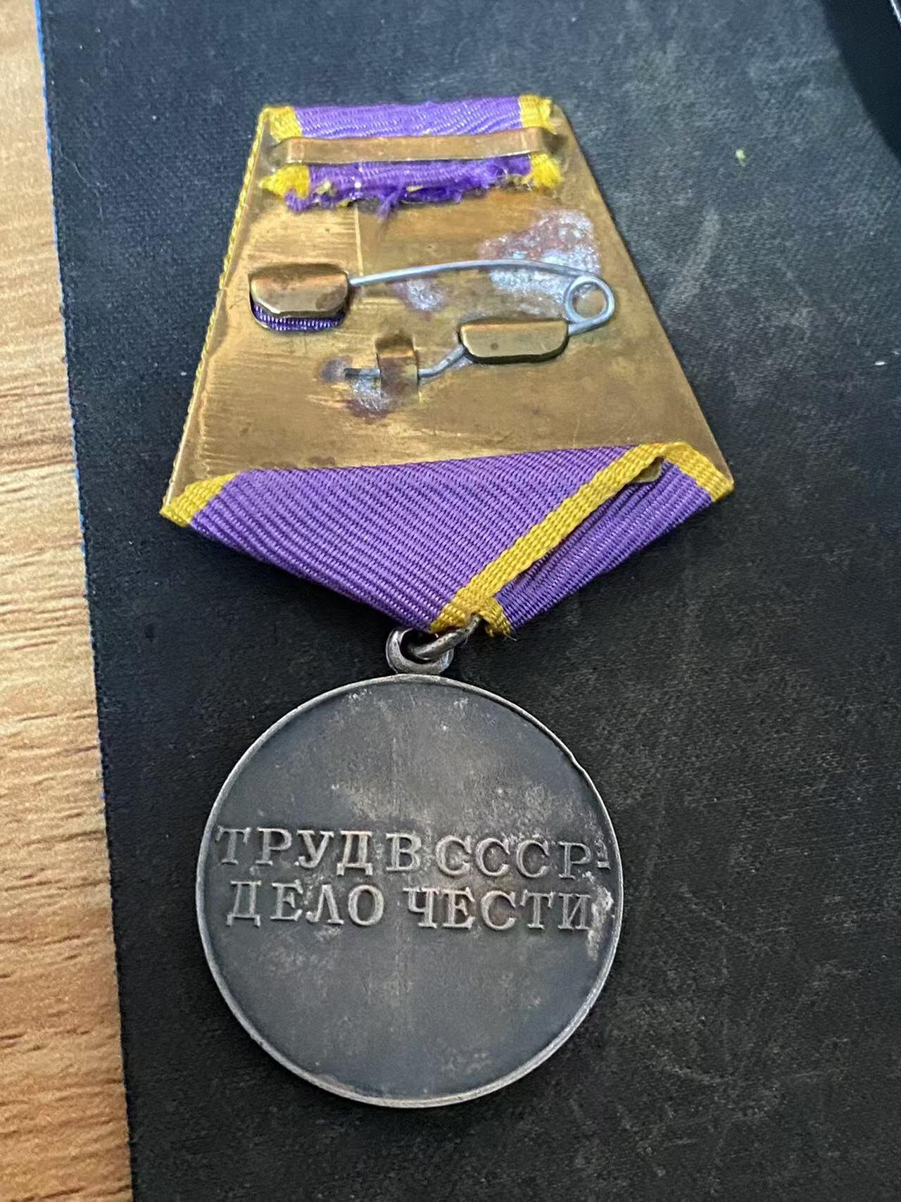 苏联勋章奖章拍卖12月6日晚上九点结束 找不到的加我qq或者微信都是184277308备注苏章拍卖。最好加微信群每次都会通知还有提前可以一口价的 最近会持续拍卖一些东西。			 中苏友谊纪念章套章  中苏有些小瑕疵 总体还可以 上挂换了 双证齐全 为比较少的53年颁发给旅顺驻军的奖章 劳动优秀带证件 同一人的  