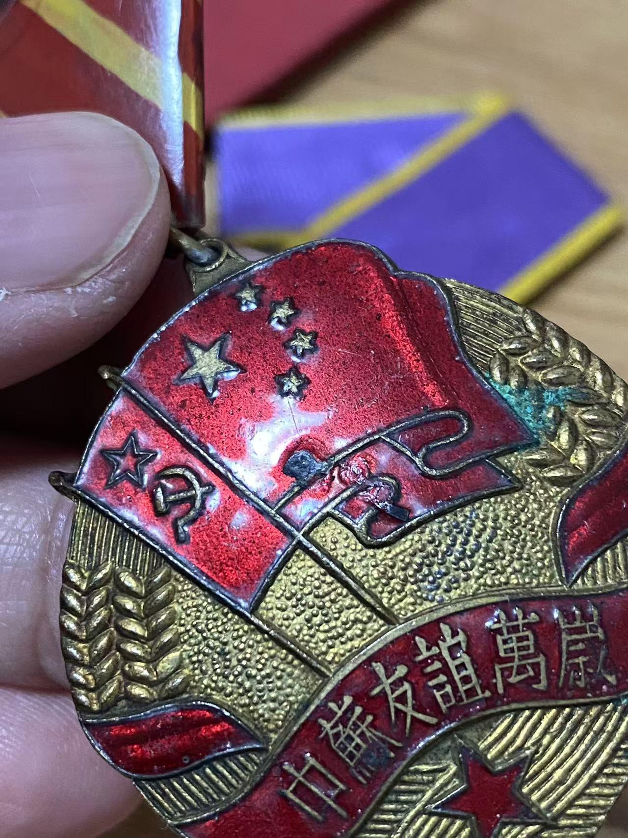 苏联勋章奖章拍卖12月6日晚上九点结束 找不到的加我qq或者微信都是184277308备注苏章拍卖。最好加微信群每次都会通知还有提前可以一口价的 最近会持续拍卖一些东西。			 中苏友谊纪念章套章  中苏有些小瑕疵 总体还可以 上挂换了 双证齐全 为比较少的53年颁发给旅顺驻军的奖章 劳动优秀带证件 同一人的  