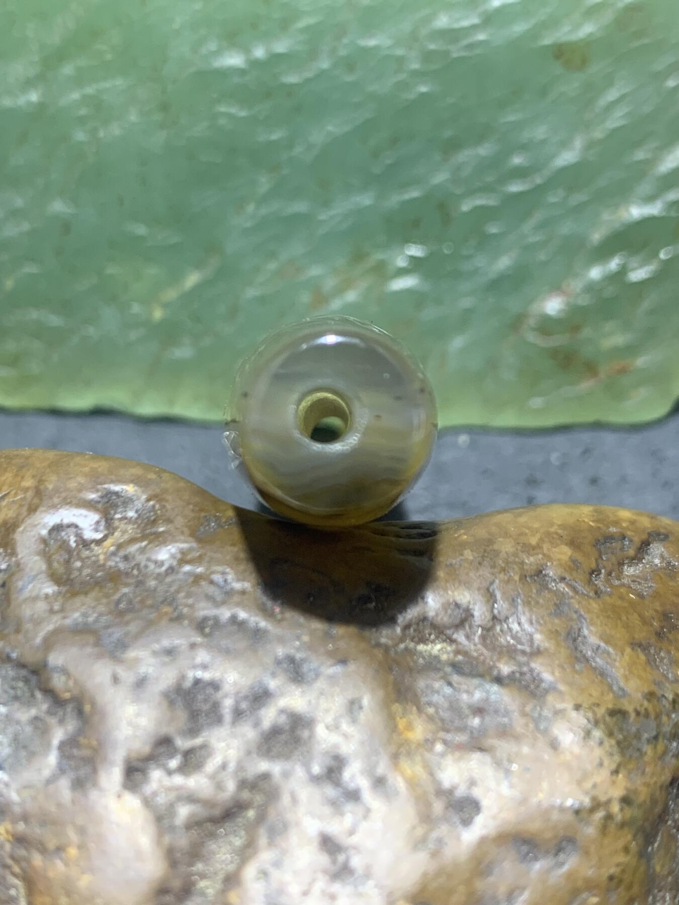 精美亚光高玉化草花纹巴西玛瑙手工俏色巧雕富贵有鱼桶珠一个！