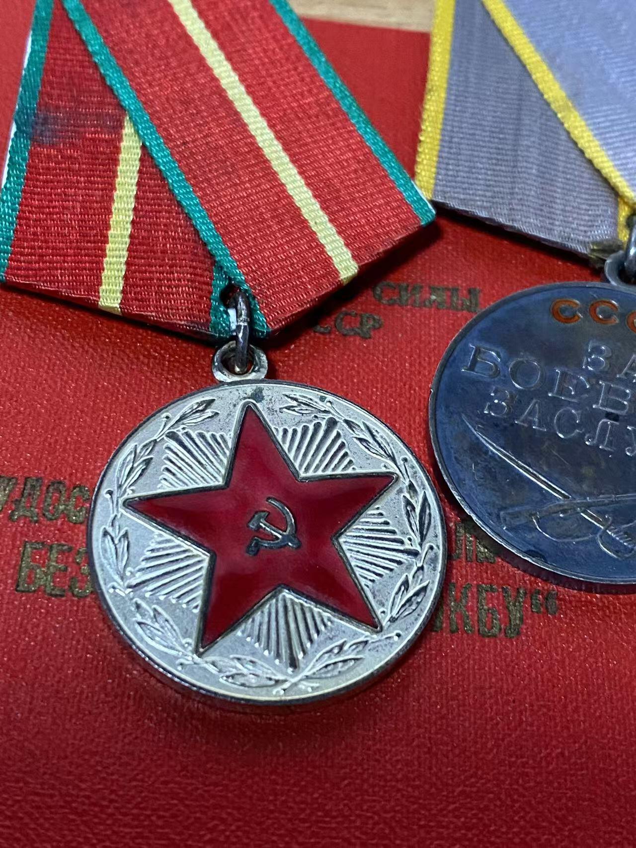 苏联勋章奖章拍卖12月6日晚上九点结束 找不到的加我qq或者微信都是184277308备注苏章拍卖。最好加微信群每次都会通知还有提前可以一口价的 最近会持续拍卖一些东西。			 苏联红星战功套章 红星 1382628 二战红星 带二战证书 右边角有比较大的掉皮 战功无号 原环 铜挂 圆满服役20年 带证书 重量20克64年颁发珐琅完好这个时间来说应该是银质 合金的从65年开始颁发的。属于反坦克炮部队少尉排长 Шевцов Владимир Георгиевич。摧毁1辆装甲运兵车和5个火力点。最后晋升为少校