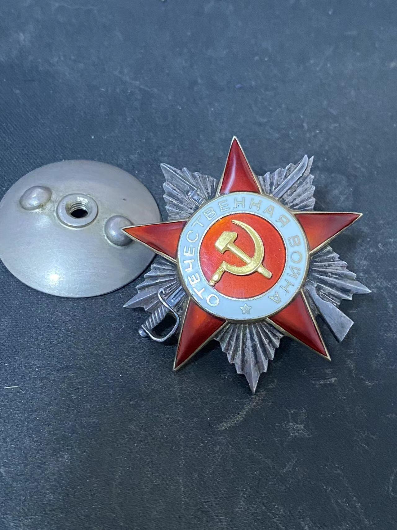 苏联勋章奖章拍卖12月6日晚上九点结束 找不到的加我qq或者微信都是184277308备注苏章拍卖。最好加微信群每次都会通知还有提前可以一口价的 最近会持续拍卖一些东西。			 苏联二级为国勋章301151飞行员-政委 少校 超级品相 佩戴痕迹都几乎看不到   蟹版的一个小众变种 。108近卫拉瓦-罗斯卡娅强击机航空团政治副指挥员（政委）团体事迹非常好几十坦克 积弊一千多本人亲自出击7次获得嘉奖。授予红旗降为二级为国。空军上将克拉索夫斯基 最后签发。他的另一枚红旗也翻译的 接近目标 压制高炮 。Яковлев Борис Иванович 