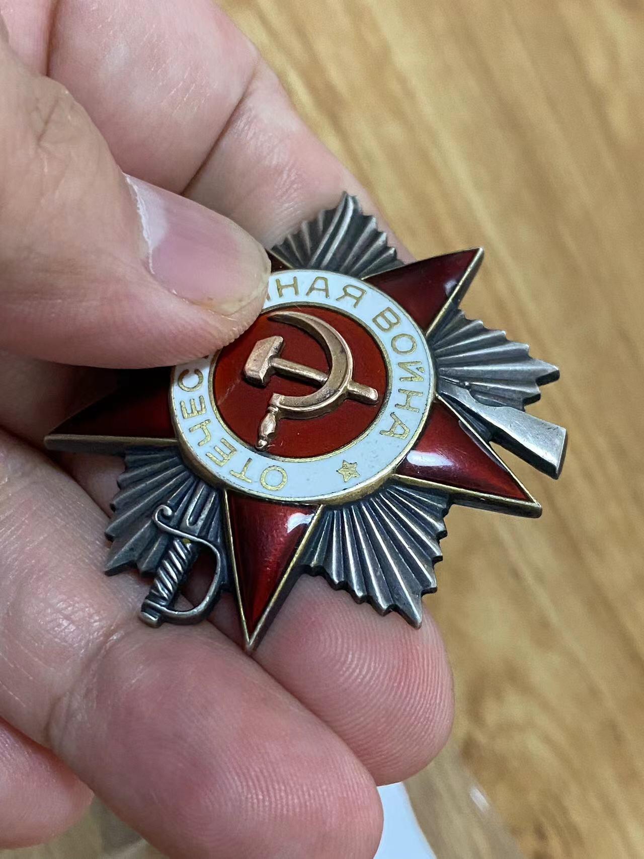 苏联勋章奖章拍卖12月6日晚上九点结束 找不到的加我qq或者微信都是184277308备注苏章拍卖。最好加微信群每次都会通知还有提前可以一口价的 最近会持续拍卖一些东西。			 苏联二级为国900338号追授给妻子登记卡有写 没翻译 奖励卡已经翻译   品相很好没有磕碰 版本也非常好 属于那种比较平的背板 后期这个号段的发的也不多。人民网有阵王记录  Пластеев Федор Федотович近卫步兵团冲锋枪排指挥员 潜入敌后摧毁碉堡截获情报送到司令部。积弊11。可惜没有带上。细绳后由妻子领取。