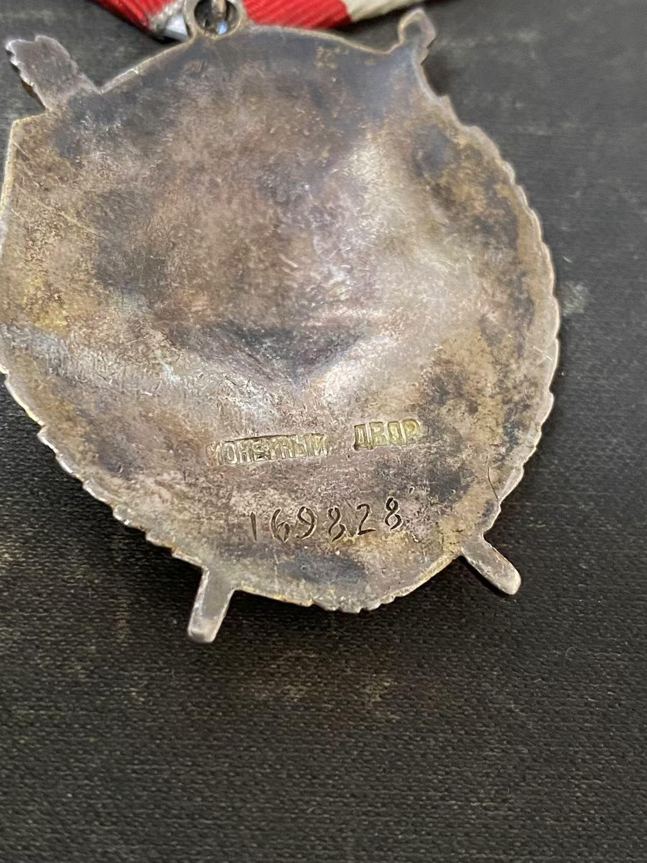 苏联勋章奖章拍卖12月6日晚上九点结束 找不到的加我qq或者微信都是184277308备注苏章拍卖。最好加微信群每次都会通知还有提前可以一口价的 最近会持续拍卖一些东西。			 苏联二战红旗勋章 169828 好品无磕碰 底部珐琅底边缘有小起皮 介意勿扰 最早期的服役红旗 44年11月3日颁发 得主18年参君 为最早的宏军战士 参加过18-19年的开锅战斗 获得过建君20年奖章  照片资料都有 