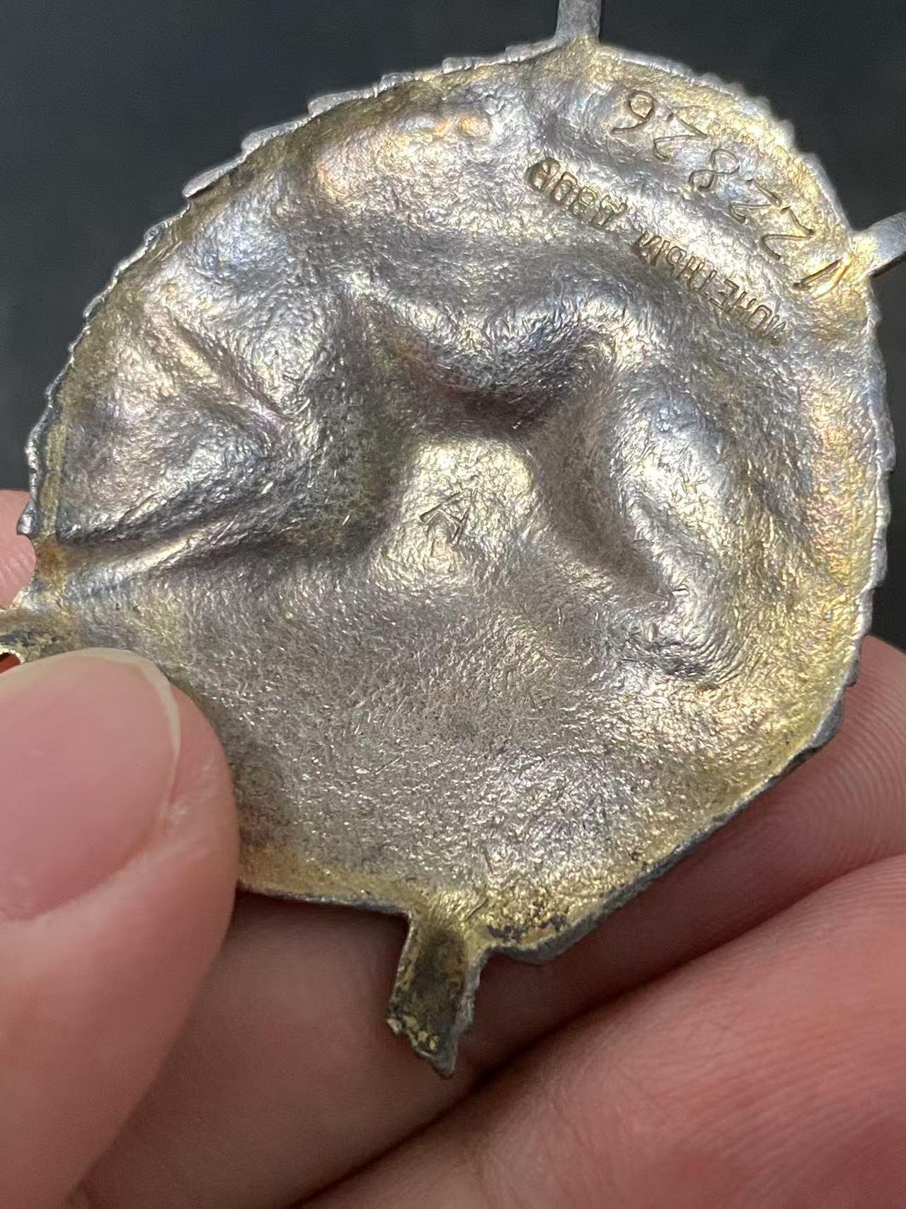 苏联勋章奖章拍卖12月6日晚上九点结束 找不到的加我qq或者微信都是184277308备注苏章拍卖。最好加微信群每次都会通知还有提前可以一口价的 最近会持续拍卖一些东西。			 苏联二战红旗勋章 122826 珐琅有磕碰 中心有检验戳 A 比较少见的磨砂的背面 版本也非常好 Ткаченко Иван Захарович 两次在拉脱维亚的战斗中积弊近百。炮弹用尽后还用冲锋枪和手榴弹继续作战 打退敌人多次进攻 故事很精彩 具体看奖励卡战绩40人+40人10个火力点