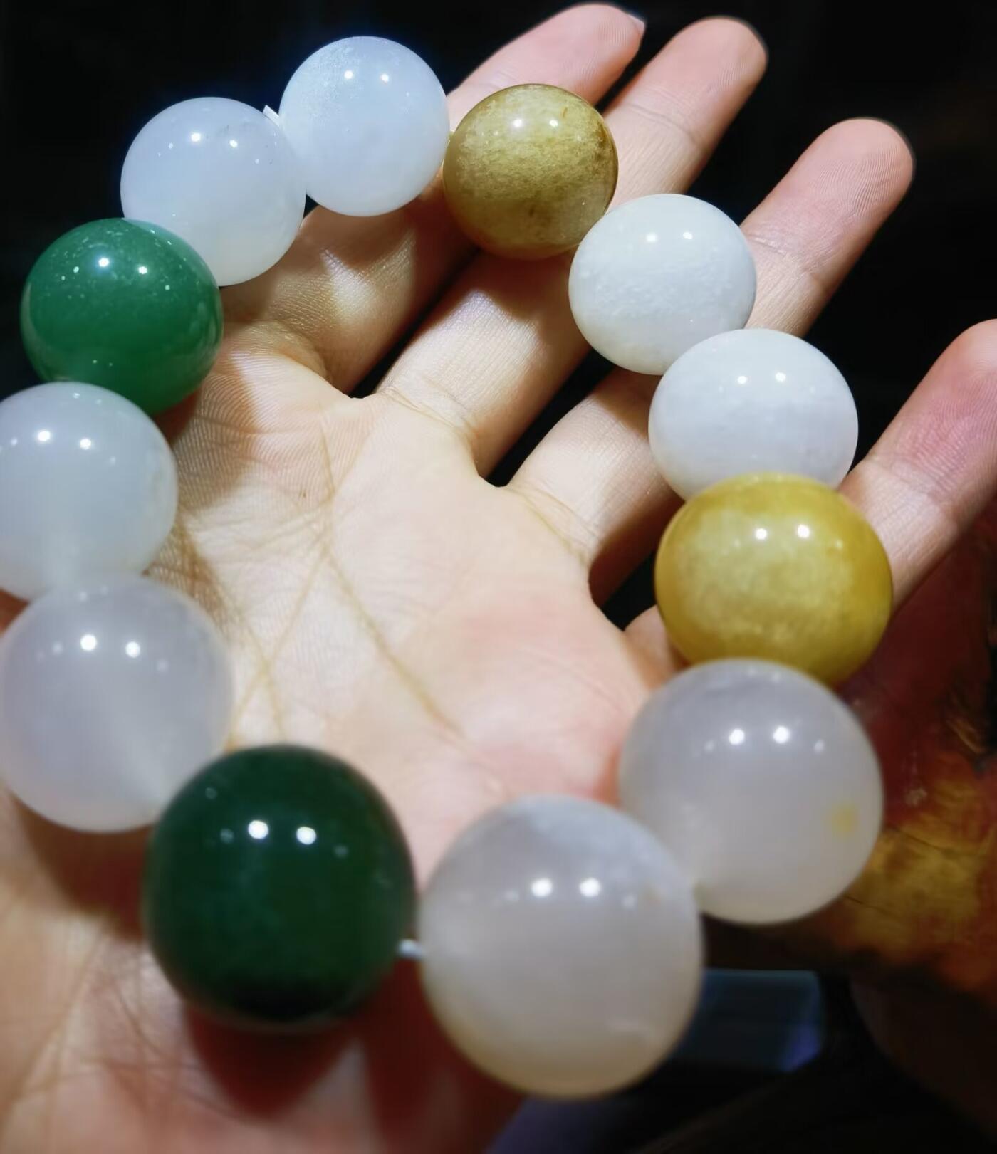 金丝玉多宝手串尺寸1.8cm，色彩漂亮干净清爽，个别珠子内部可见天然石纹棉絮，大自然的产物没有百分百完美，再美好的东西也会多少有一点瑕疵！品相如图所示！捡漏从速！