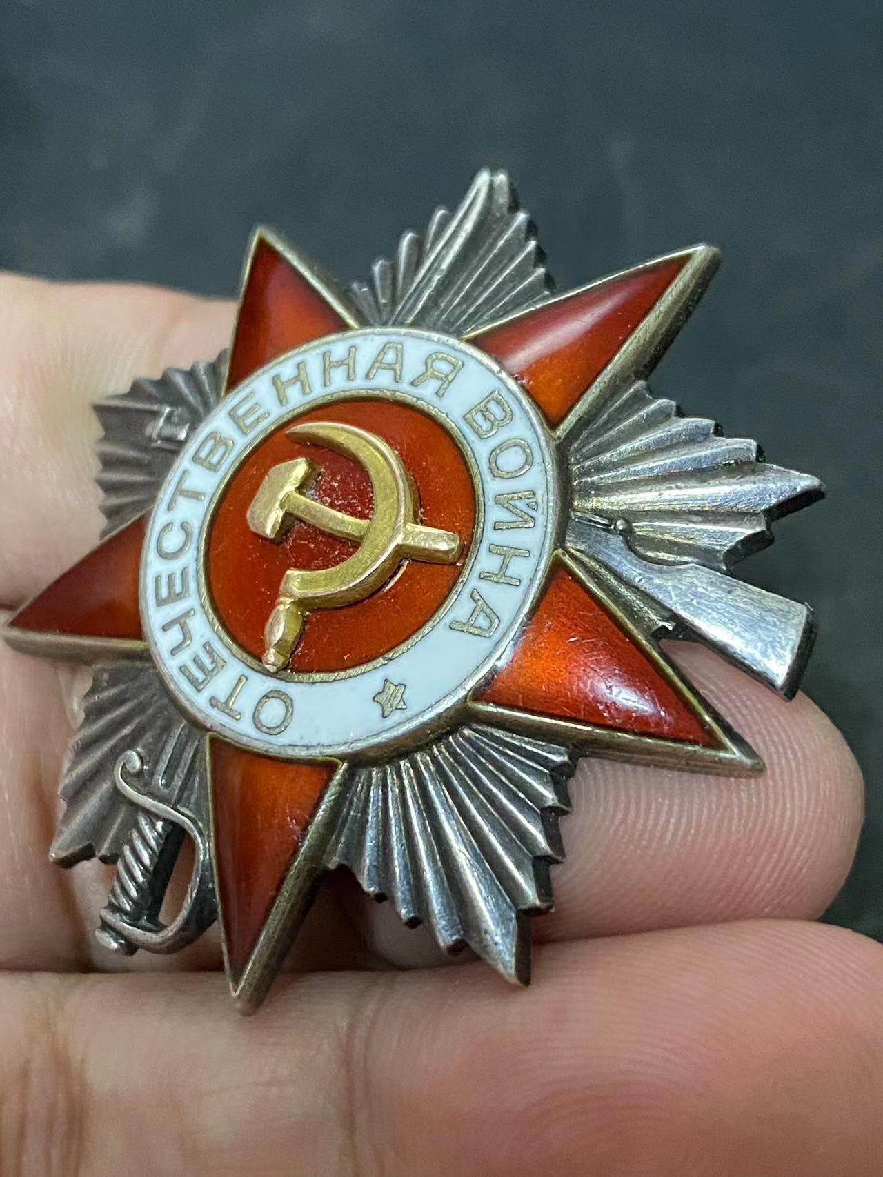 苏联勋章奖章拍卖12月6日晚上九点结束 找不到的加我qq或者微信都是184277308备注苏章拍卖。最好加微信群每次都会通知还有提前可以一口价的 最近会持续拍卖一些东西。			 苏联二战二级为国勋章 529063 好品 无磕碰 佩戴痕迹较多 原配银轮 Мощенков Сергей Егорович 斯摩棱斯克骑兵师86近卫利达骑兵团反坦克歼击炮兵连57毫米炮长 为骑兵扫除障碍 1重几枪2轻机枪 积弊15 加在维滕贝格市附近（德国）积弊20 非常好的骑兵团的炮长的二级。