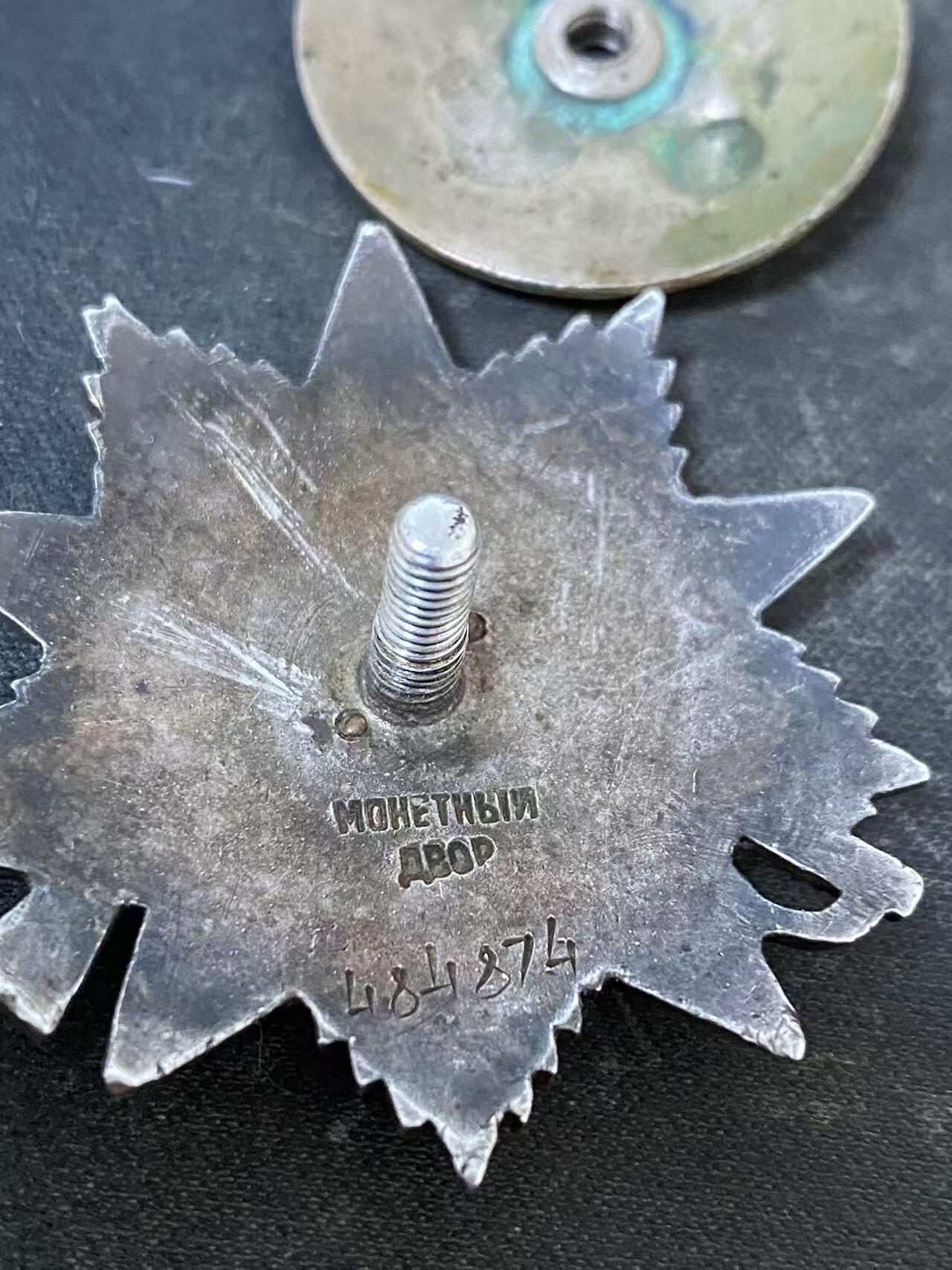 苏联勋章奖章拍卖12月6日晚上九点结束 找不到的加我qq或者微信都是184277308备注苏章拍卖。最好加微信群每次都会通知还有提前可以一口价的 最近会持续拍卖一些东西。			 苏联二级为国勋章 484874 有几处小掉皮 图片可以看出 汽车连指挥员 保障运输