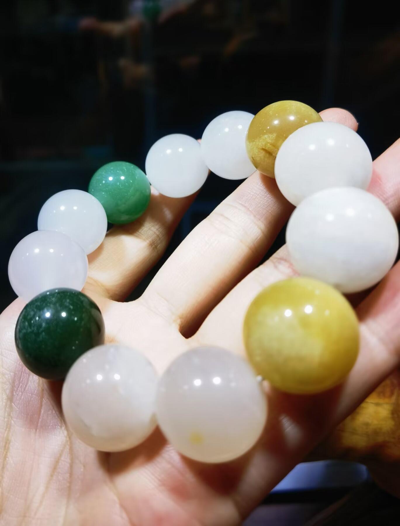 金丝玉多宝手串尺寸1.8cm，色彩漂亮干净清爽，个别珠子内部可见天然石纹棉絮，大自然的产物没有百分百完美，再美好的东西也会多少有一点瑕疵！品相如图所示！捡漏从速！