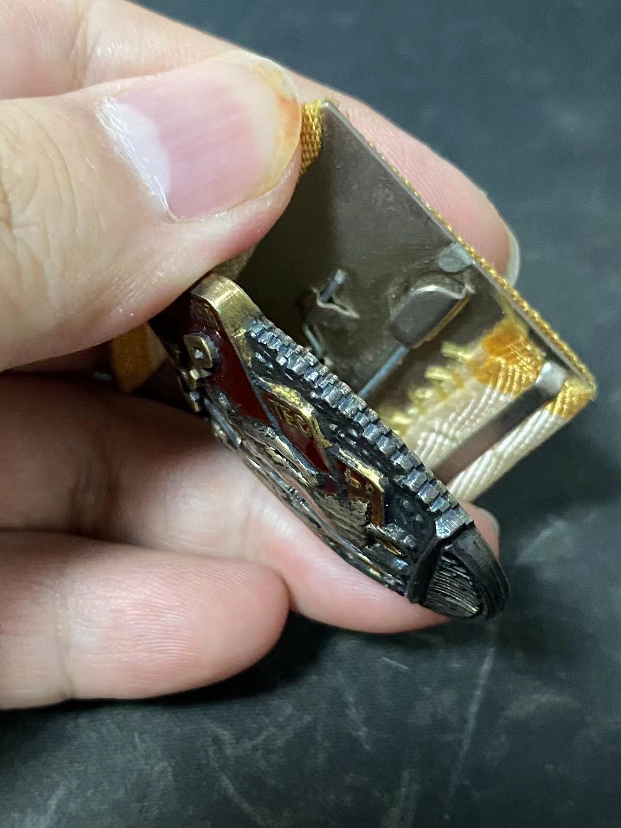 苏联勋章奖章拍卖12月6日晚上九点结束 找不到的加我qq或者微信都是184277308备注苏章拍卖。最好加微信群每次都会通知还有提前可以一口价的 最近会持续拍卖一些东西。			 苏联劳动荣誉勋章平板早期 128696 好品 完美品相  镀金也不错 双层紧密无晃动 字母原配 无晃动  原环未开 白钢挂。非常漂亮的早期劳动荣誉 做工精密美观 