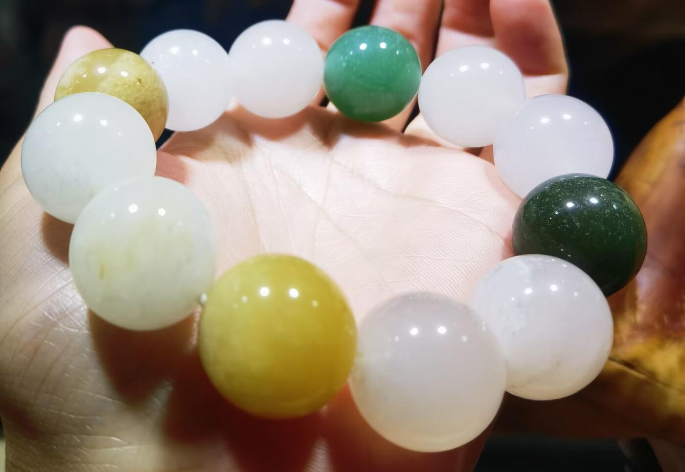金丝玉多宝手串尺寸1.8cm，色彩漂亮干净清爽，个别珠子内部可见天然石纹棉絮，大自然的产物没有百分百完美，再美好的东西也会多少有一点瑕疵！品相如图所示！捡漏从速！