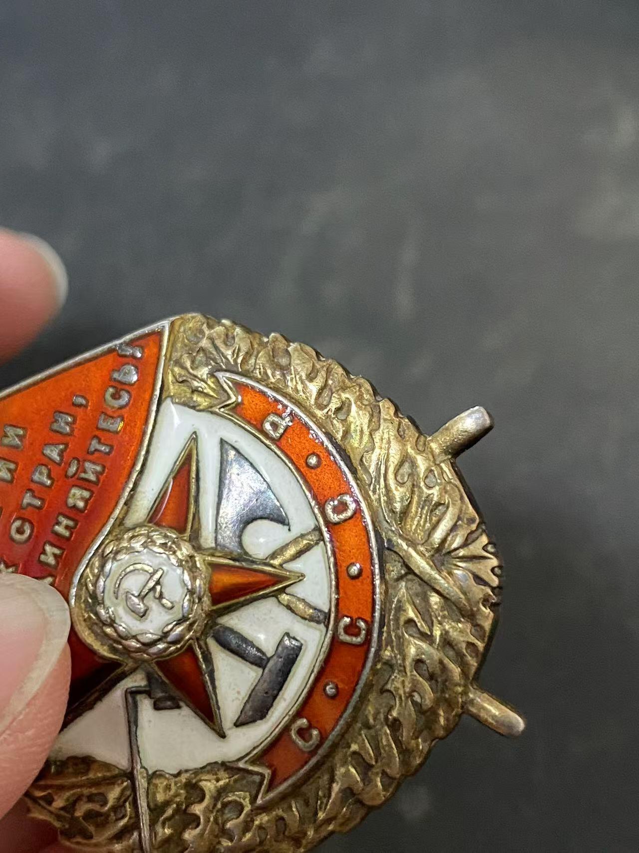 苏联勋章奖章拍卖12月6日晚上九点结束 找不到的加我qq或者微信都是184277308备注苏章拍卖。最好加微信群每次都会通知还有提前可以一口价的 最近会持续拍卖一些东西。			 苏联二战红旗勋章 169828 好品无磕碰 底部珐琅底边缘有小起皮 介意勿扰 最早期的服役红旗 44年11月3日颁发 得主18年参君 为最早的宏军战士 参加过18-19年的开锅战斗 获得过建君20年奖章  照片资料都有 