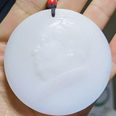 苏工大师雕刻和田玉伟大领袖牌新疆和田籽料鸡骨白伟大领袖毛主席作品：不忘初心！重量：42.12克尺寸：5.4*5.4*0.8cm作者：郁永昌 自带国检证书 - 苏工大师雕刻和田玉伟大领袖牌新疆和田籽料鸡骨白伟大领袖毛主席作品：不忘初心！重量：42.12克尺寸：5.4*5.4*0.8cm作者：郁永昌 自带国检证书