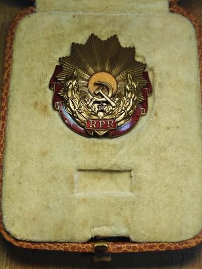 蜀地medal第2场拍卖 - 罗马尼亚三级劳动勋章 少见早期厚重立体rpr版本【1947-1965】后期均为rsr版，盒子后背皮裂开，内页连接着盒子，所以没有断不影响开合